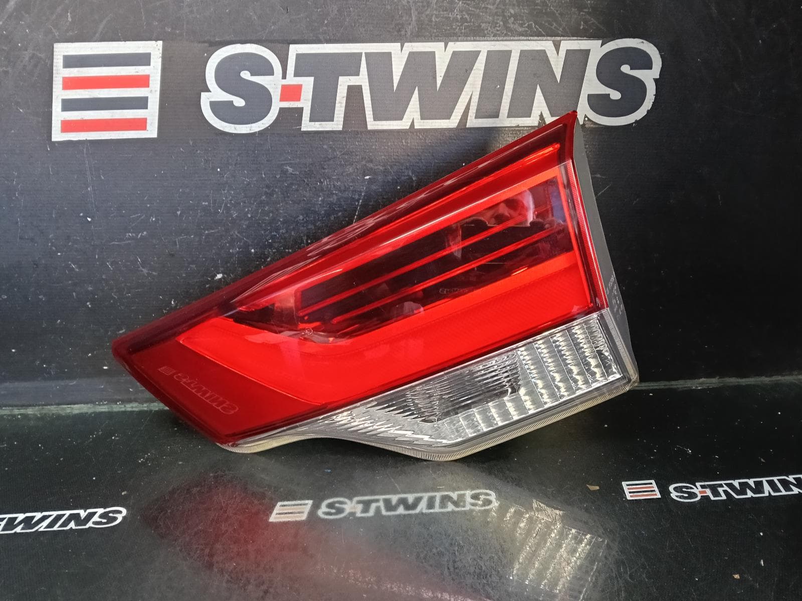 Used auto part listing image: 2018 TOYOTA KLUGER REAR GARNISH TAILGATE LAMP (RH SIDE), GSU50/GSU55, 11/16-02/21