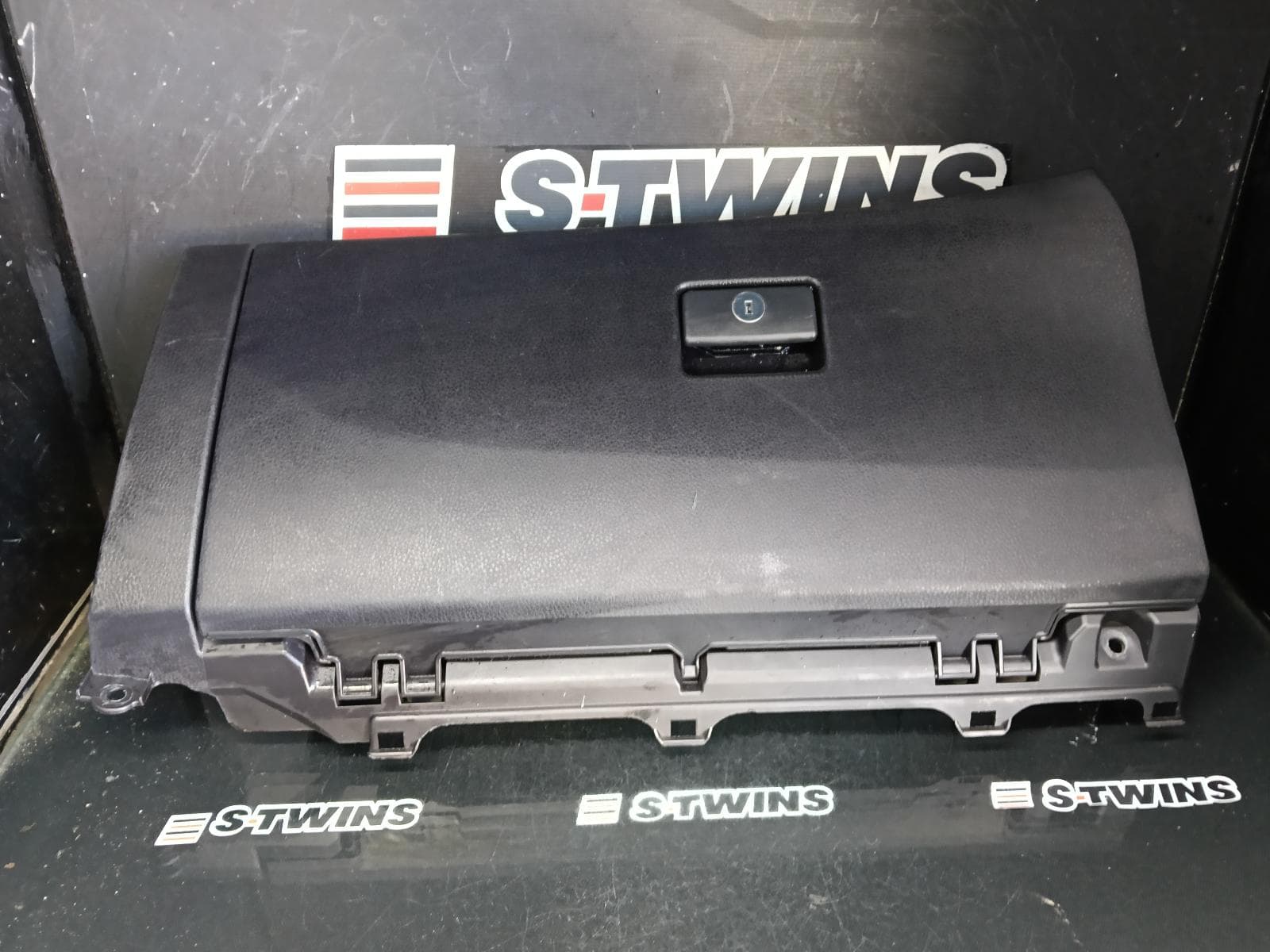 Used auto part listing image: 2018 TOYOTA KLUGER GLOVE BOX XU50 SERIES, 03/14-02/21