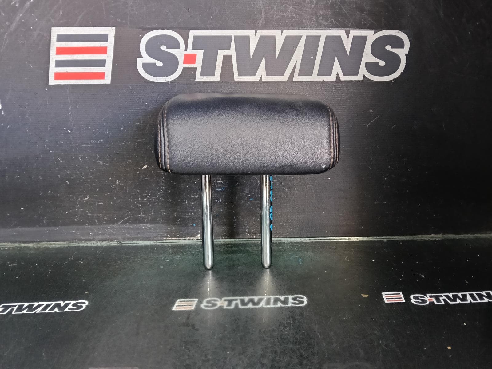 Used auto part listing image: 2018 TOYOTA KLUGER HEADREST XU50 SERIES, CENTRE REAR 2ND ROW, LEATHER, BLACK, 03/14-02/21