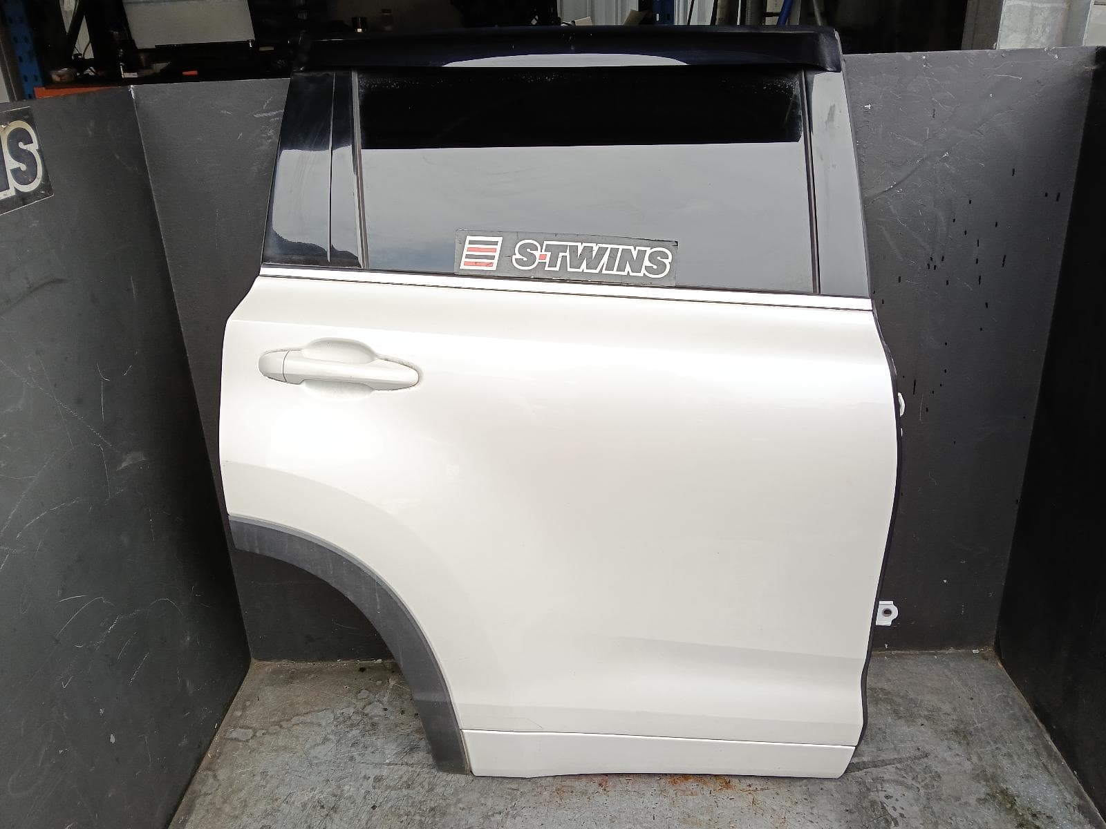 Used auto part listing image: 2019 TOYOTA KLUGER RIGHT REAR DOOR SLIDING GSU50/GSU55, 12/13-02/21