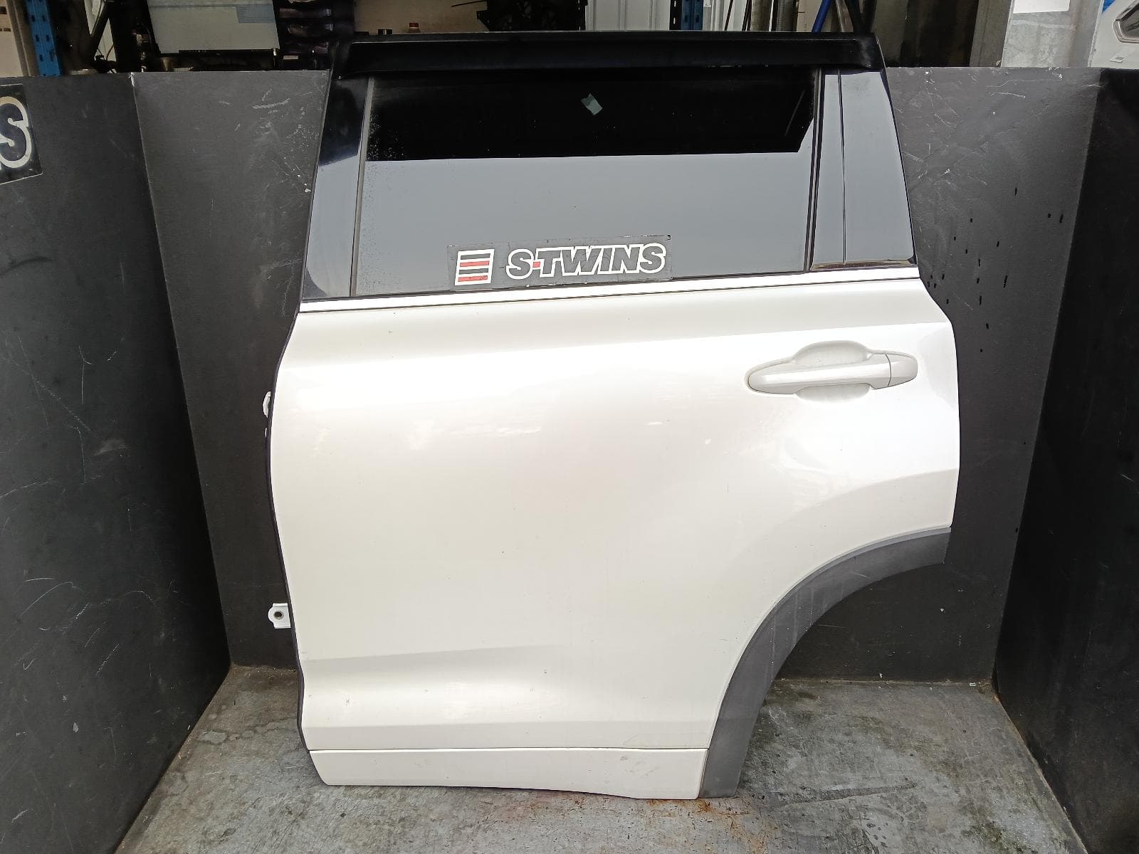 Used auto part listing image: 2019 TOYOTA KLUGER LEFT REAR DOOR SLIDING GSU50/GSU55, 12/13-02/21