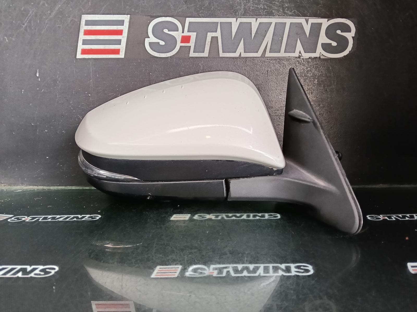 Used auto part listing image: 2019 TOYOTA KLUGER RIGHT DOOR MIRROR GSU50/GSU55, GRANDE, HEATED, W/ MEMORY FUNCTION & BLIND SPOT TYPE, 11/16-02/21