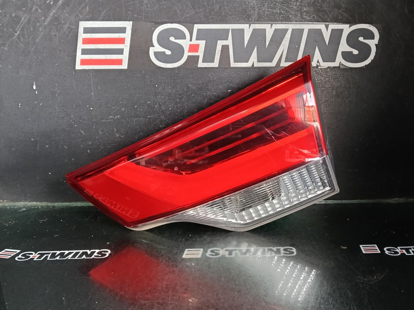 Used auto part listing image: 2019 TOYOTA KLUGER REAR GARNISH TAILGATE LAMP (RH SIDE), GSU50/GSU55, 11/16-02/21