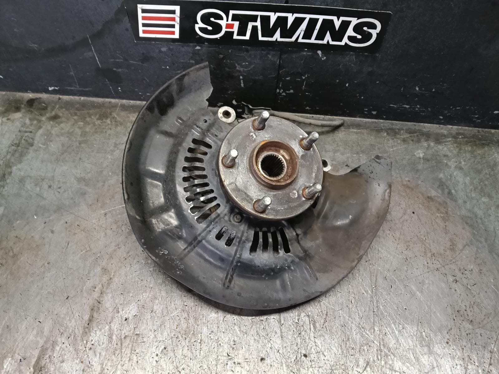 Used auto part listing image: 2019 TOYOTA KLUGER RIGHT FRONT HUB ASSEMBLY GSU50/GSU55, 12/13-02/21