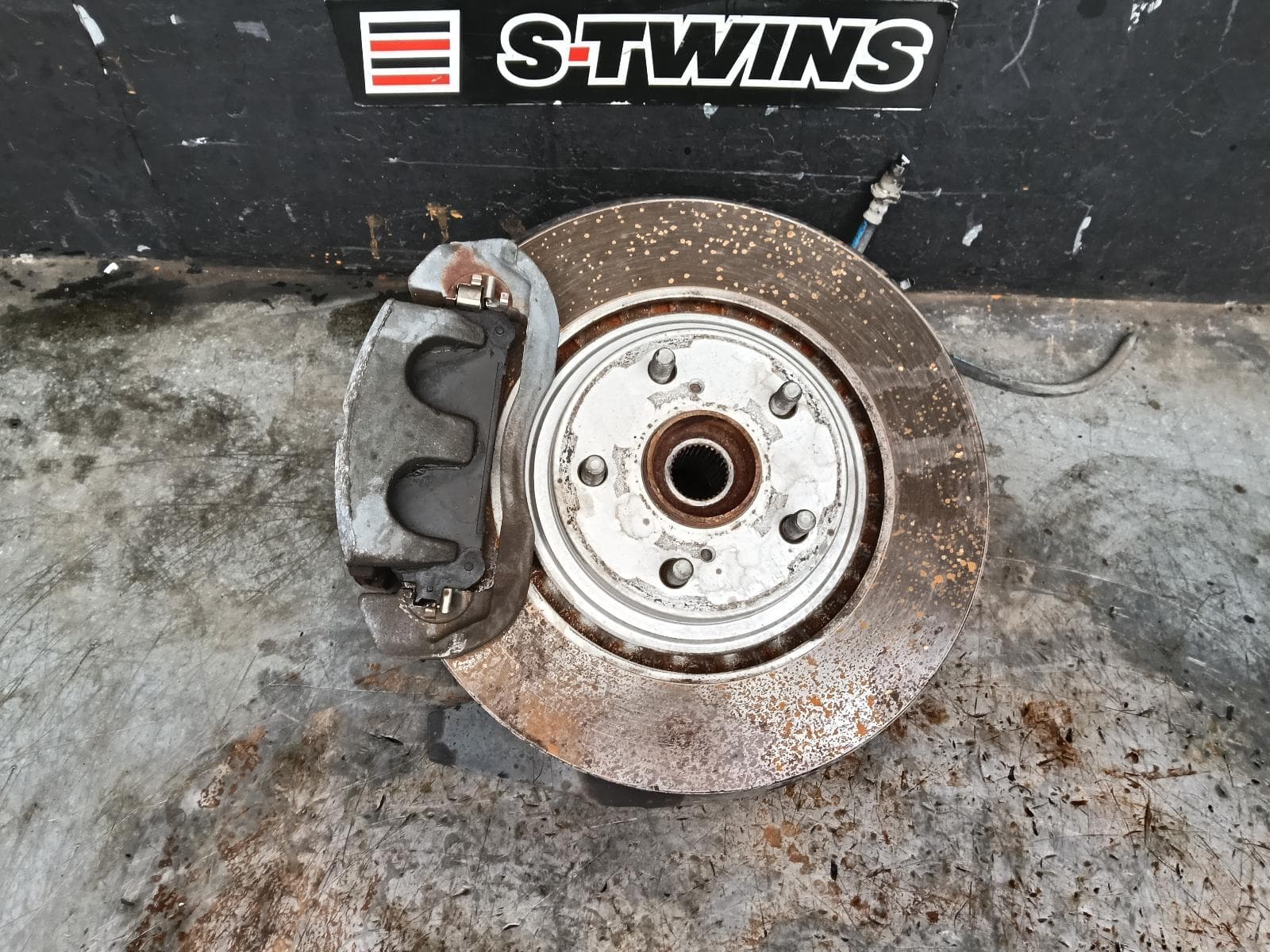 Used auto part listing image: 2019 TOYOTA KLUGER LEFT FRONT HUB ASSEMBLY GSU50/GSU55, 12/13-02/21