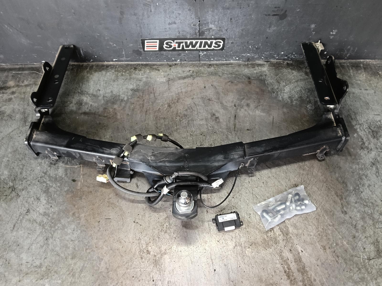 Used auto part listing image: 2015 TOYOTA KLUGER TOWBAR GSU50/GSU55, 12/13-02/21