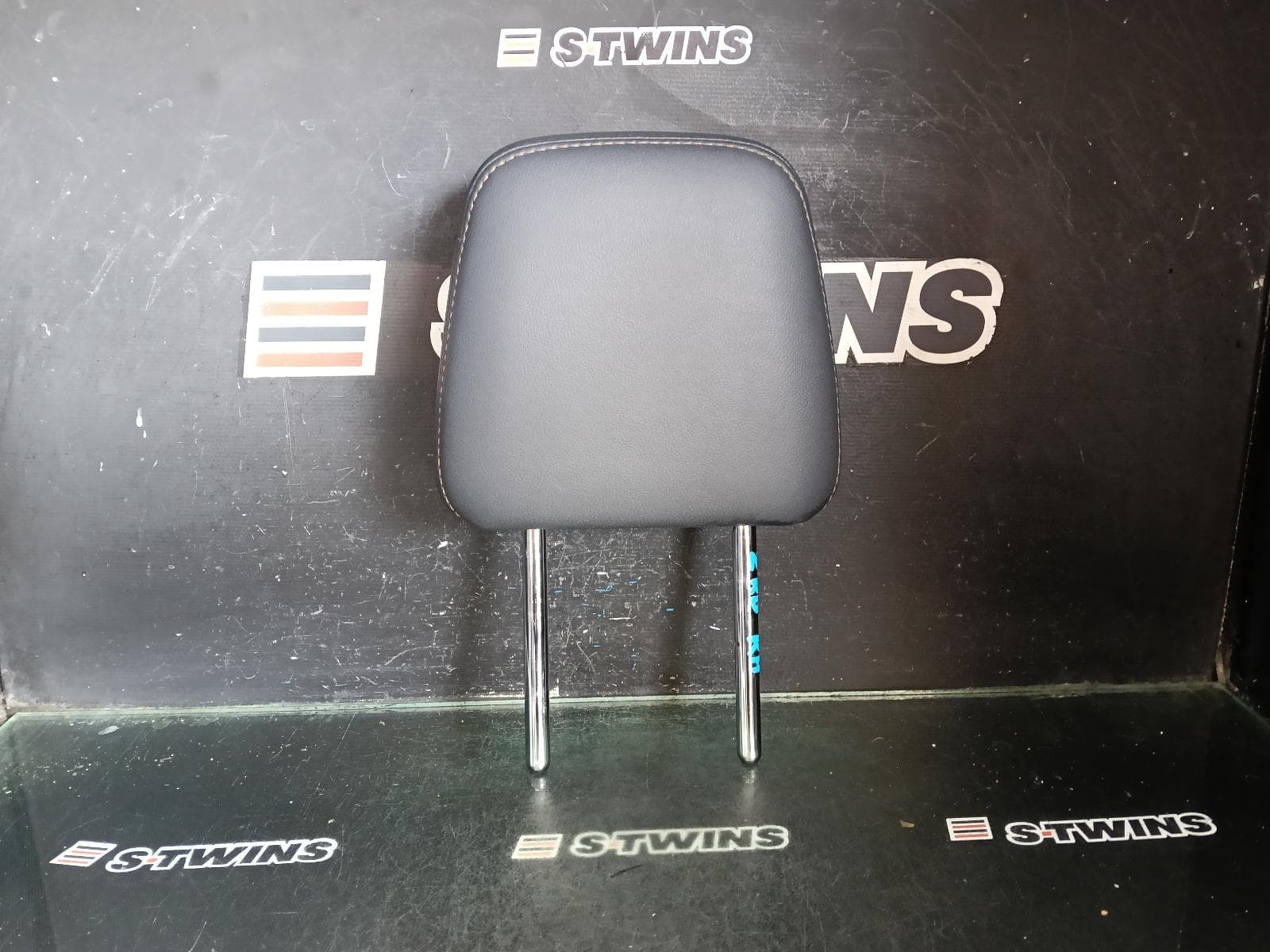 Used auto part listing image: 2015 TOYOTA KLUGER HEADREST XU50 SERIES, RH REAR 2ND ROW, LEATHER, BLACK, 03/14-02/21
