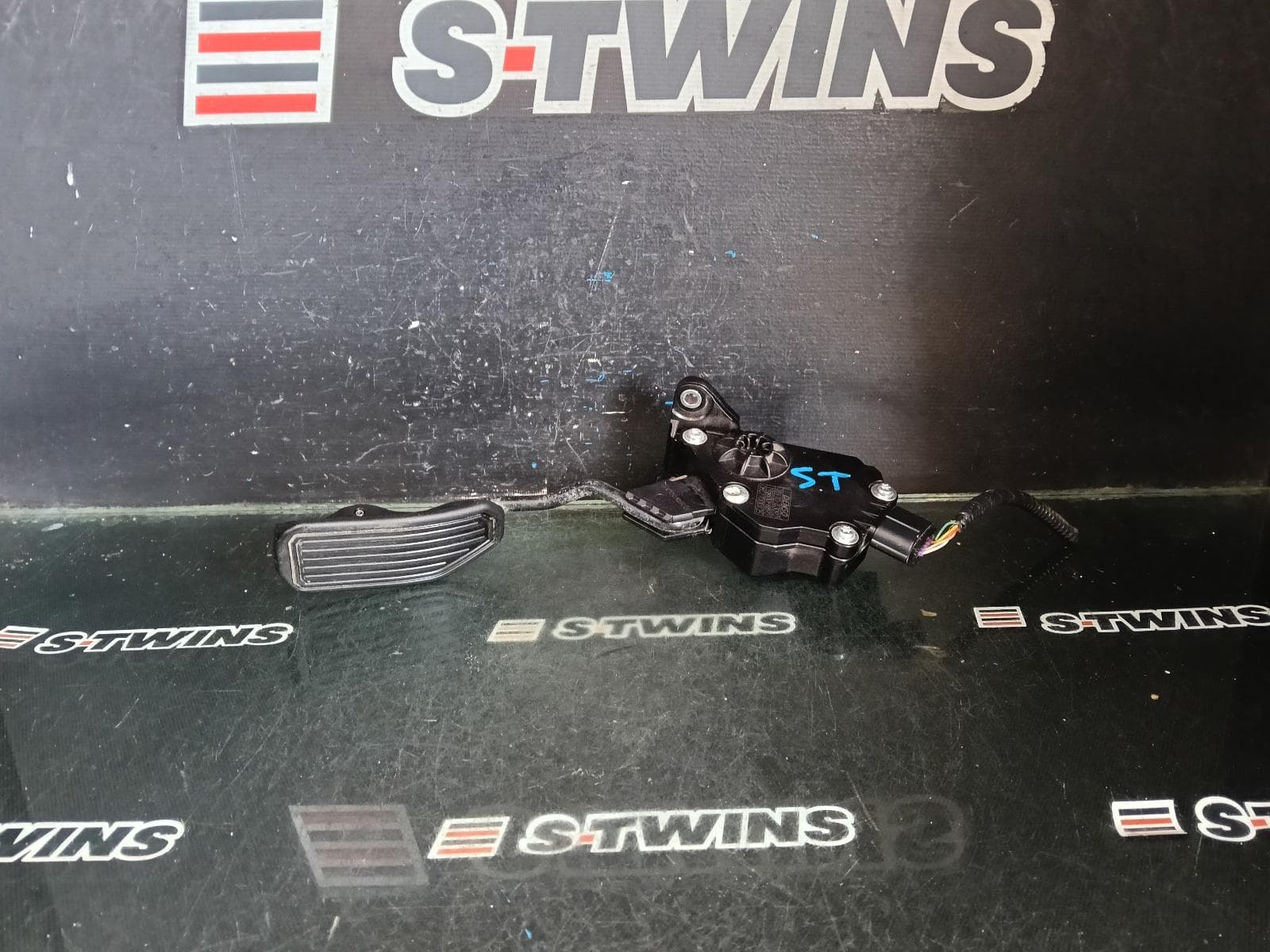 Used auto part listing image: 2015 TOYOTA KLUGER PEDAL ASSEMBLY XU50 SERIES, ACCELERATOR PEDAL, 03/14-02/21