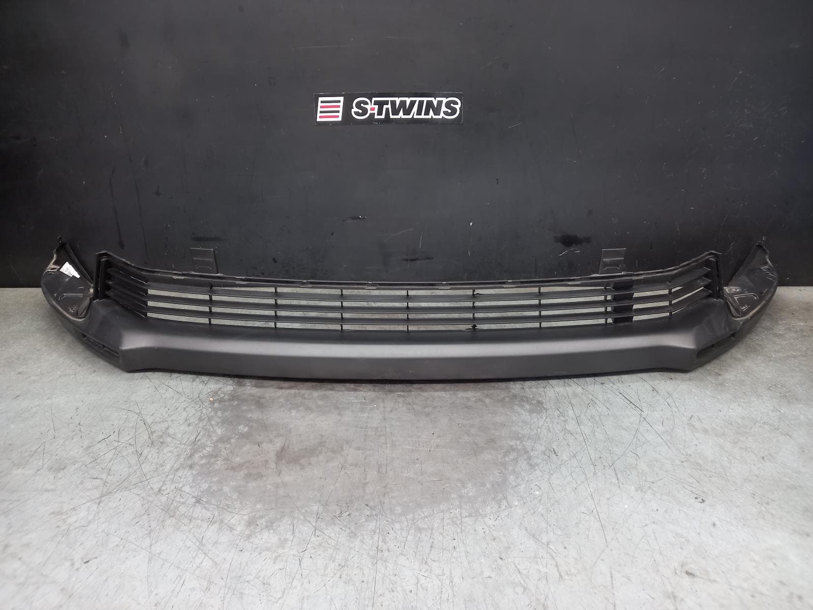 Used auto part listing image: 2017 TOYOTA KLUGER GRILLE BUMPER GRILLE, GSU50/GSU55, GX/GXL, 11/16-02/21 0000391005