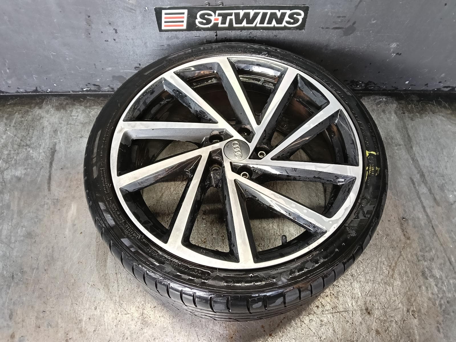 Used auto part listing image: 2018 VOLKSWAGEN GOLF WHEEL MAG FACTORY, 19X8IN, SPIELBERG, GEN 7, GTi, 02/17-08/20 0000426517
