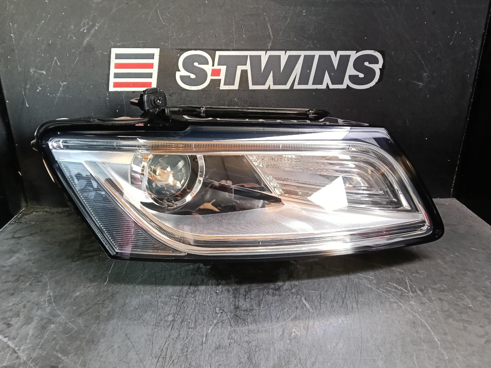 Used auto part listing image: 2016 AUDI Q5 RIGHT HEADLAMP 8R, XENON, NON ADAPTIVE TYPE, 11/12-01/17 0000397518