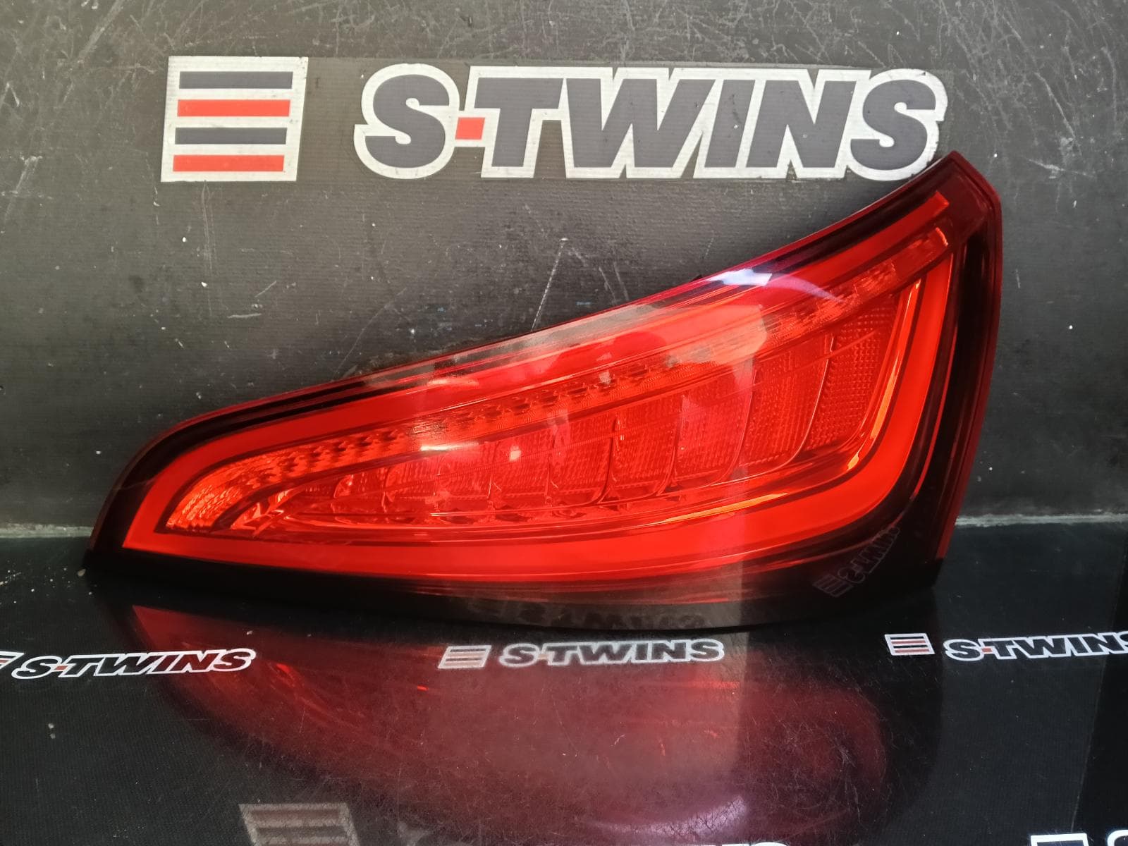 Used auto part listing image: 2016 AUDI Q5 RIGHT TAILLIGHT IN TAILGATE, 8R, LED TYPE, 10/12-01/17 0000397524
