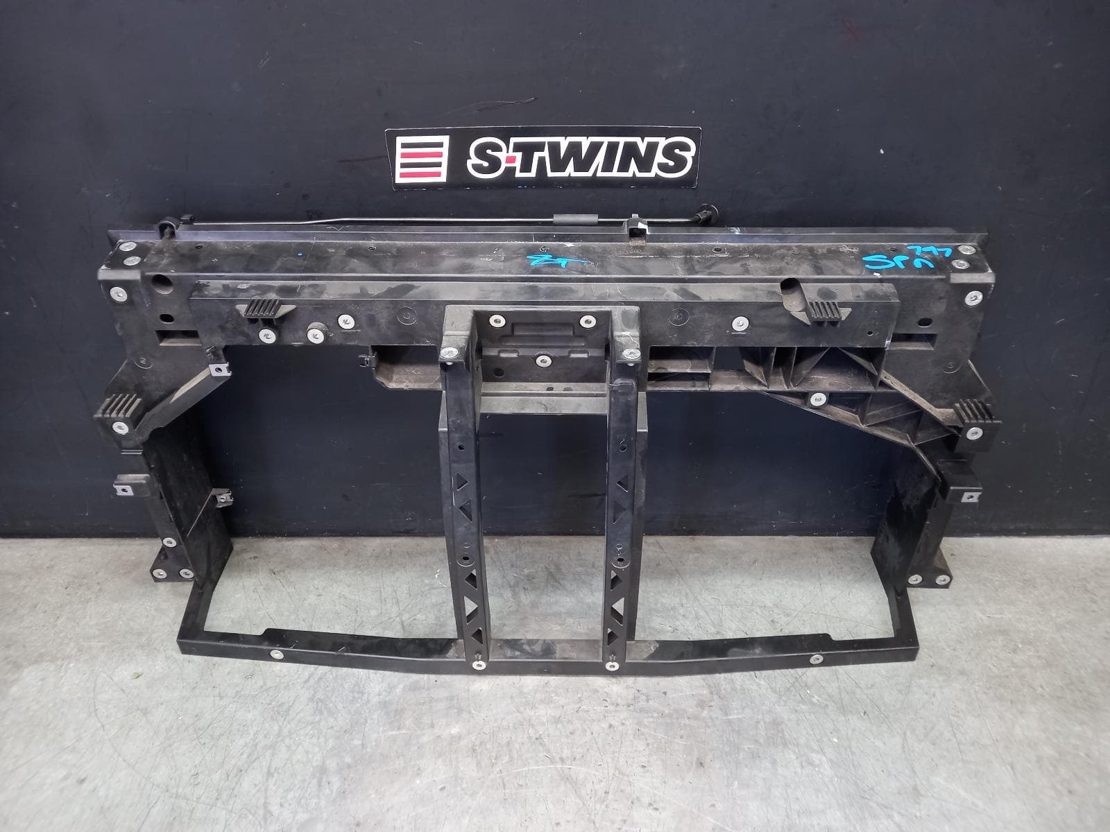 Used auto part listing image: 2023 LDV DELIVER 9 RADIATOR SUPPORT CENTRE PLASTIC SUPPORT, 07/20- 0000399347