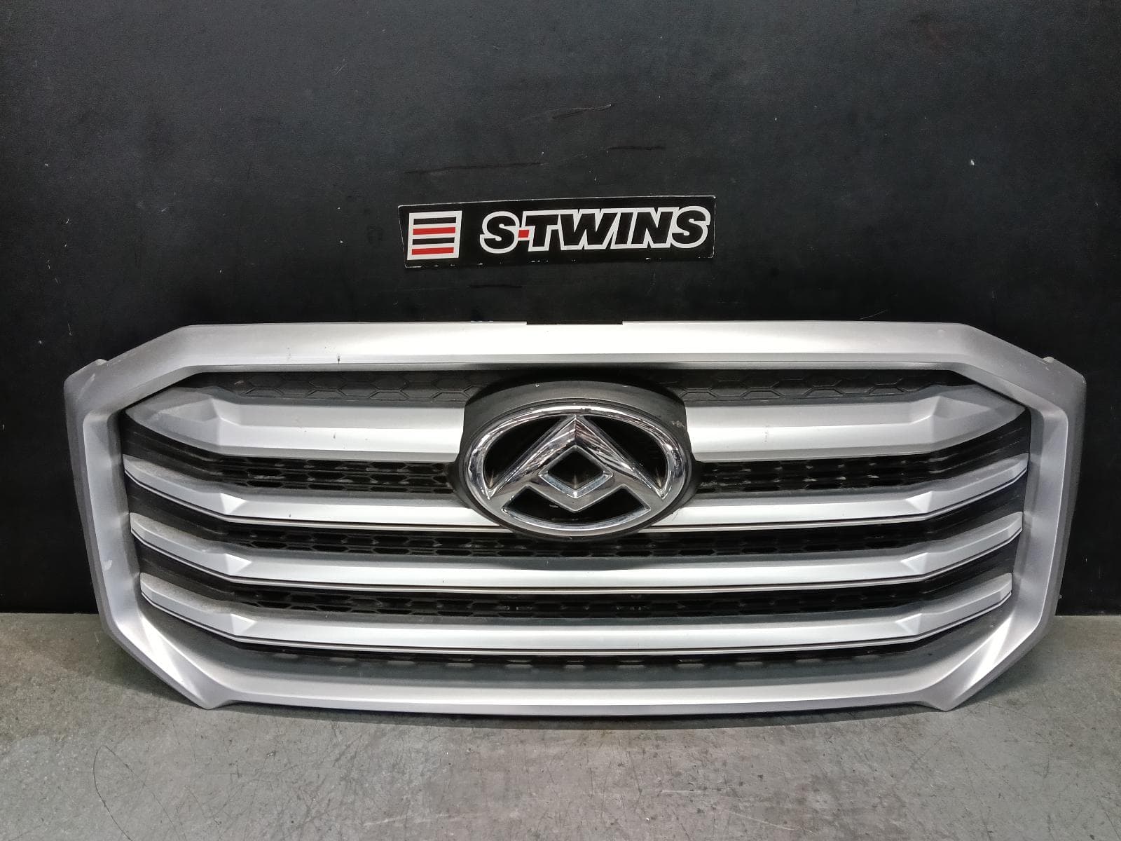 Used auto part listing image: 2023 LDV DELIVER 9 GRILLE RADIATOR GRILLE, GREY, 07/20-12/23 0000399351