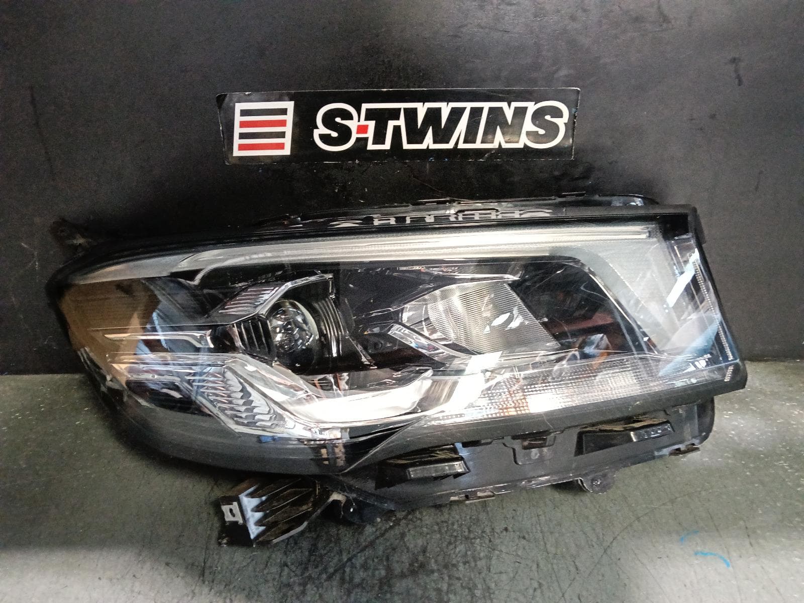 Used auto part listing image: 2023 LDV DELIVER 9 RIGHT HEADLAMP W/ HALOGEN TYPE, 07/20- 0000399352