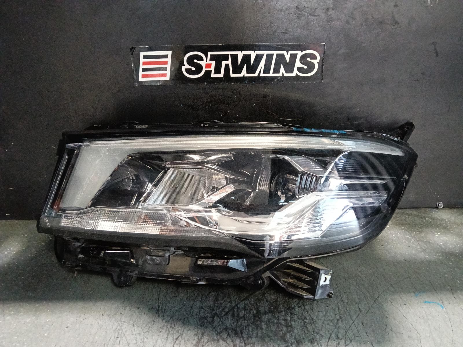 Used auto part listing image: 2023 LDV DELIVER 9 LEFT HEADLAMP W/ HALOGEN TYPE, 07/20- 0000399353