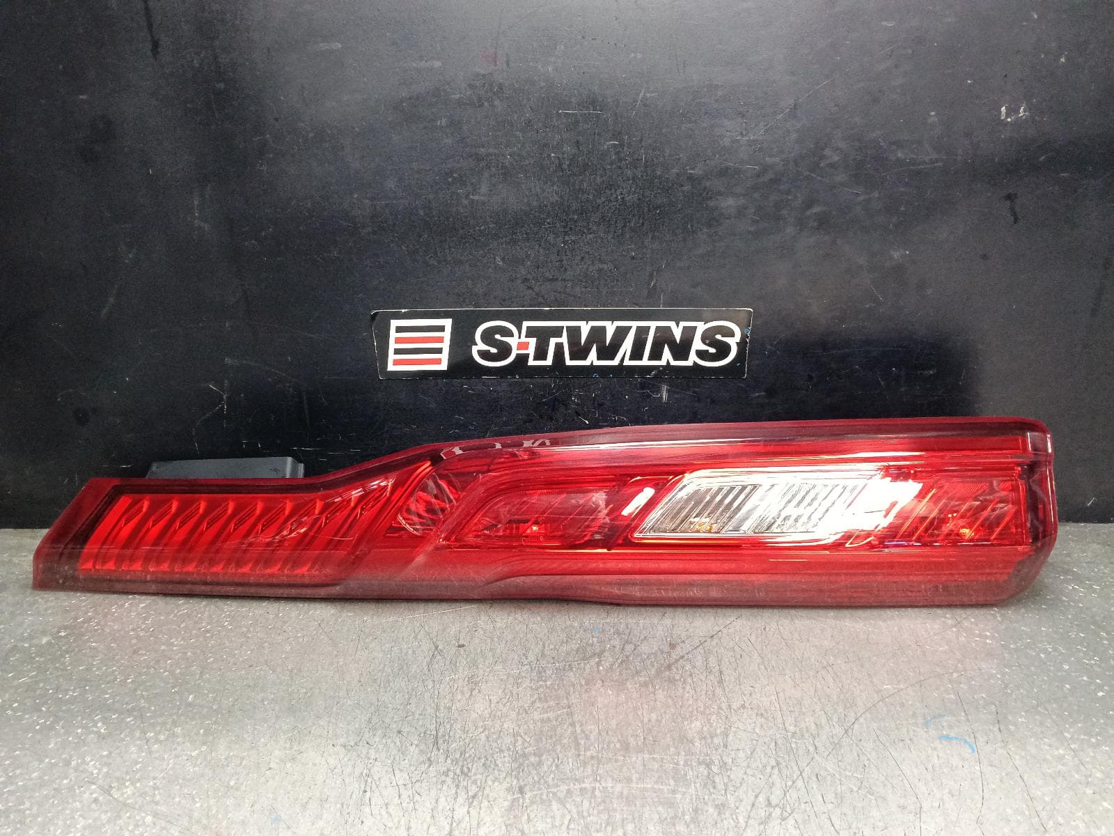 Used auto part listing image: 2023 LDV DELIVER 9 RIGHT TAILLIGHT IN BODY, W/ LED TYPE, VAN, 07/20- 0000399359