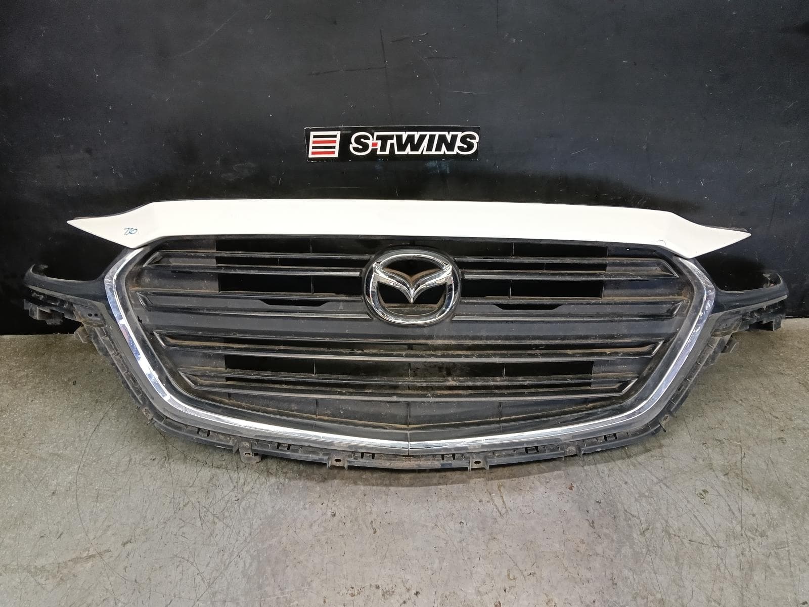 Used auto part listing image: 2021 MAZDA BT50 GRILLE TF, RADIATOR GRILLE, HIGH GLOSS BLACK, W/ CHROME INSERT, 07/20-09/24 0000412973