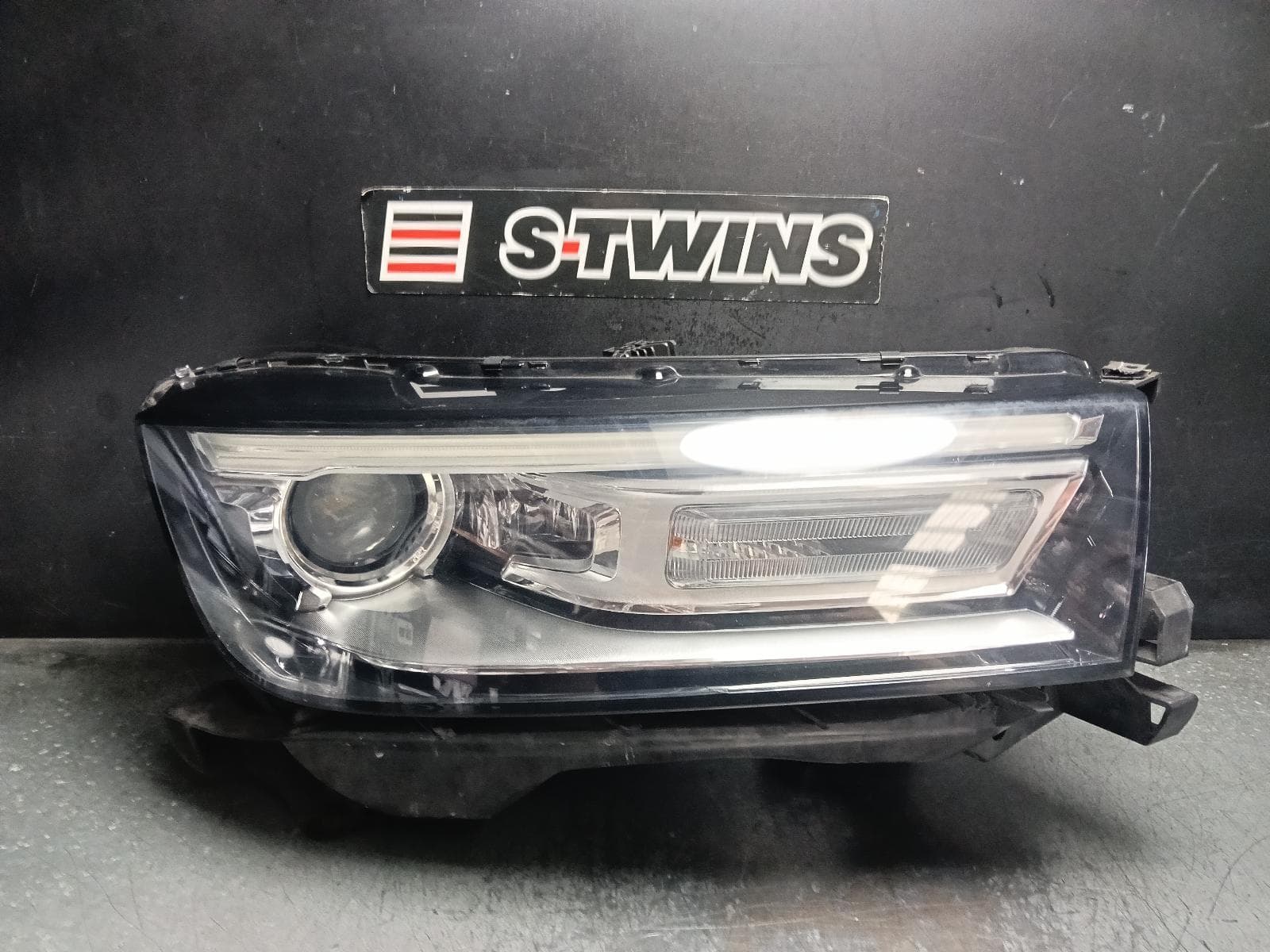 Used auto part listing image: 2019 AUDI Q5 RIGHT HEADLAMP FY, W/ XENON TYPE, 02/17-08/20 0000422682