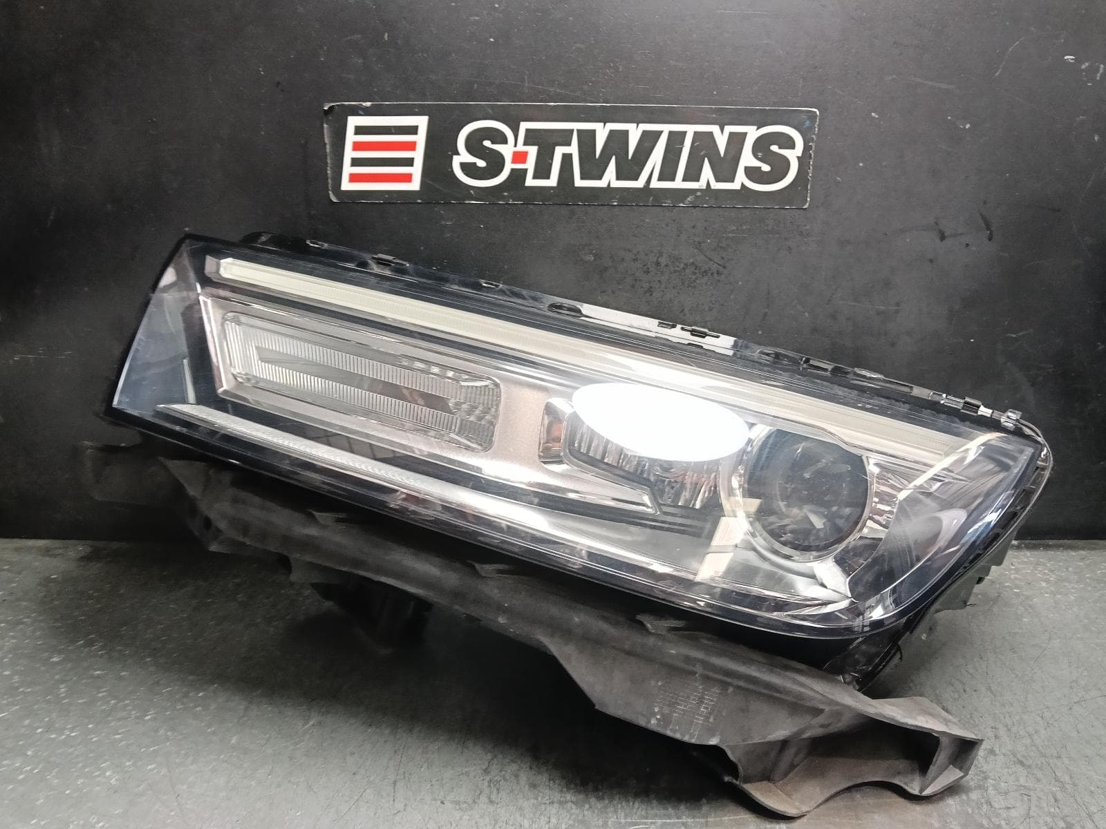 Used auto part listing image: 2019 AUDI Q5 LEFT HEADLAMP FY, W/ XENON TYPE, 02/17-08/20 0000422683