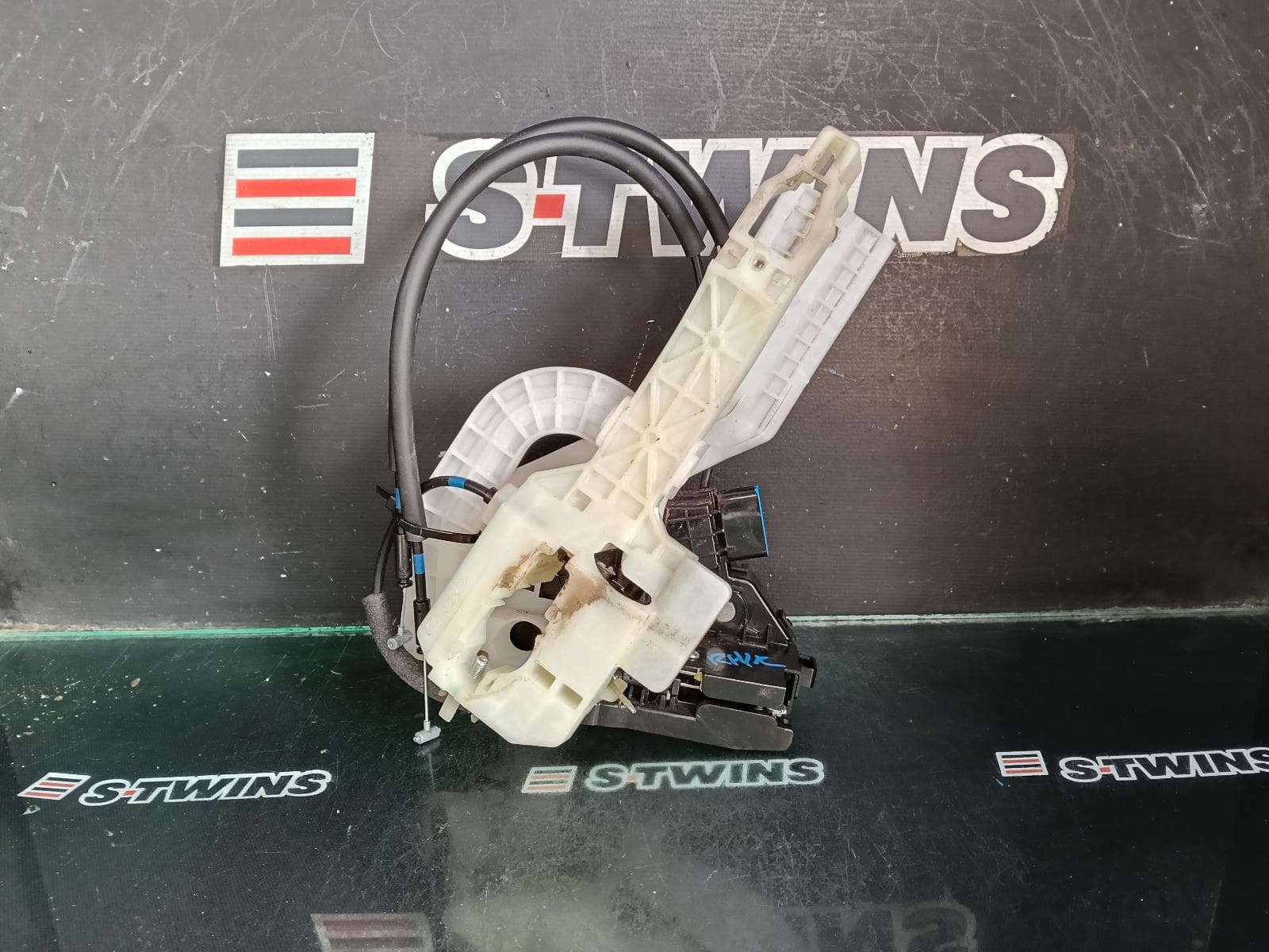 Used auto part listing image: 2017 HYUNDAI TUCSON DOOR BOOT GATE LOCK RIGHT FRONT DOOR LOCK, VIN KMH, TL, 06/15-01/21 0000398183