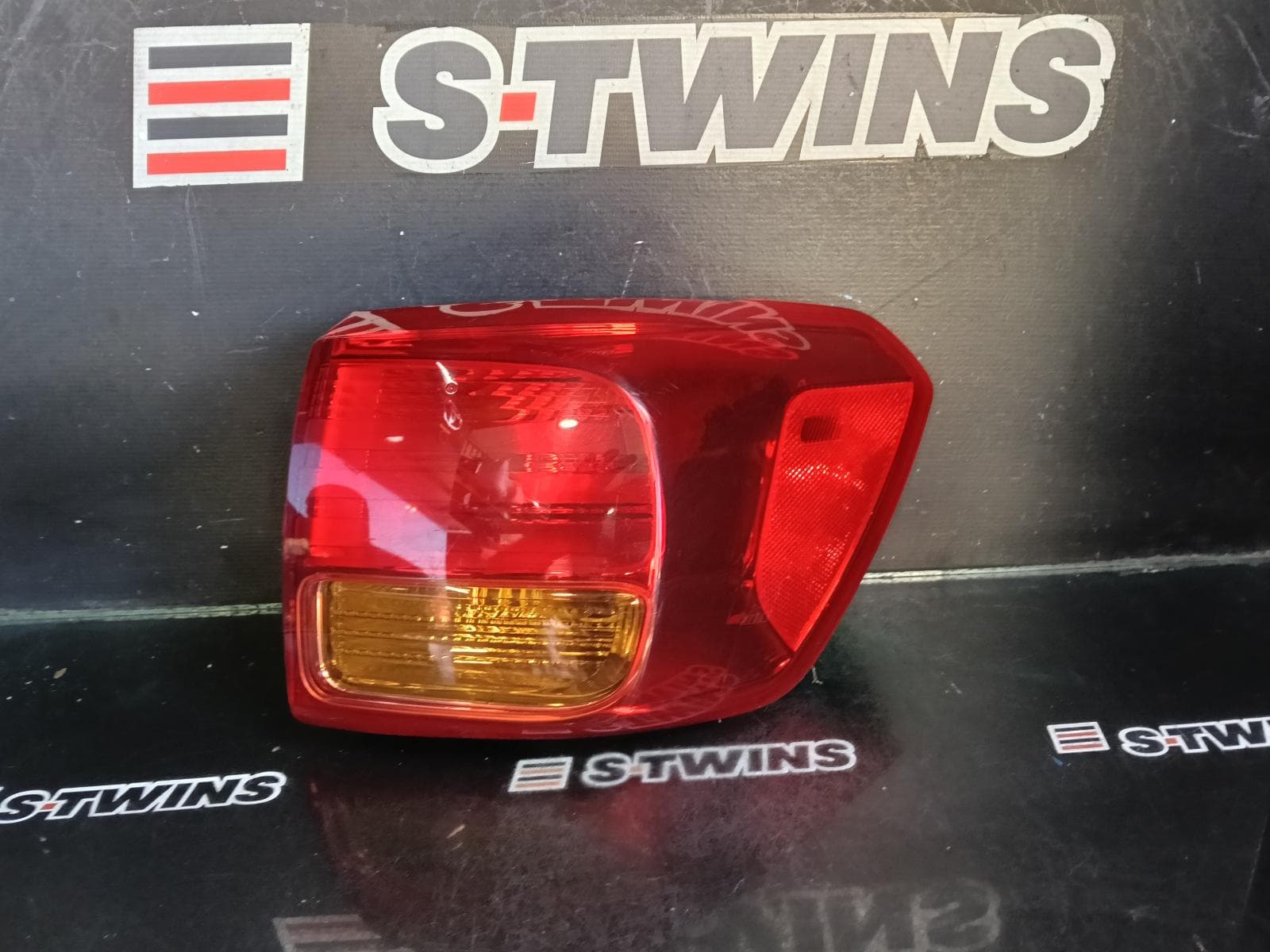 Used auto part listing image: 2018 KIA CARNIVAL/GRAND CARNIVAL RIGHT TAILLIGHT YP, NON LED TYPE, 05/18-10/20 0000398096