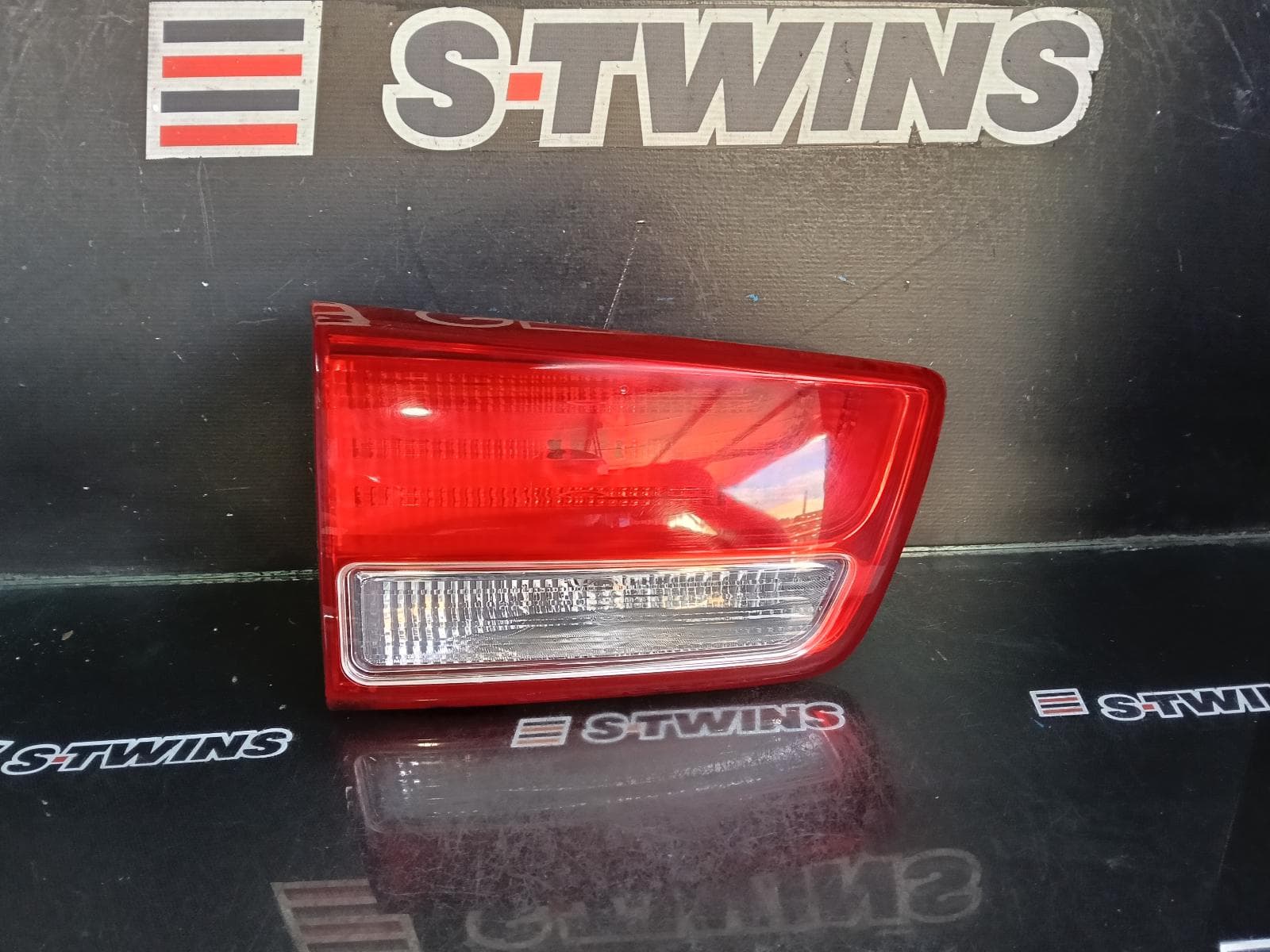 Used auto part listing image: 2018 KIA CARNIVAL/GRAND CARNIVAL REAR GARNISH TAILGATE LAMP (LH SIDE), NON LED TYPE, YP, 12/14-02/18 0000398097