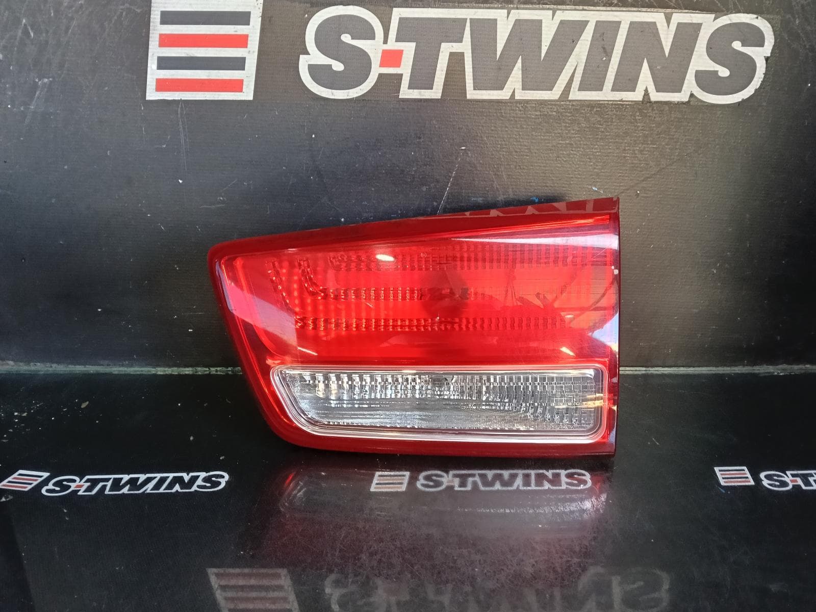 Used auto part listing image: 2018 KIA CARNIVAL/GRAND CARNIVAL REAR GARNISH TAILGATE LAMP (RH SIDE), NON LED TYPE, YP, 12/14-02/18 0000398098