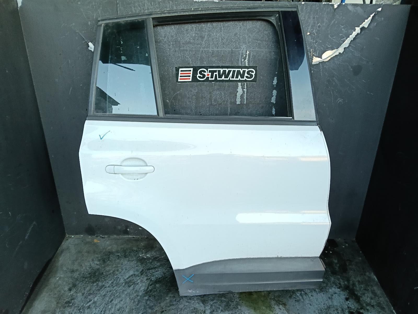 Used auto part listing image: 2014 VOLKSWAGEN TIGUAN RIGHT REAR DOOR SLIDING 5N, 05/08-08/16 0000397836