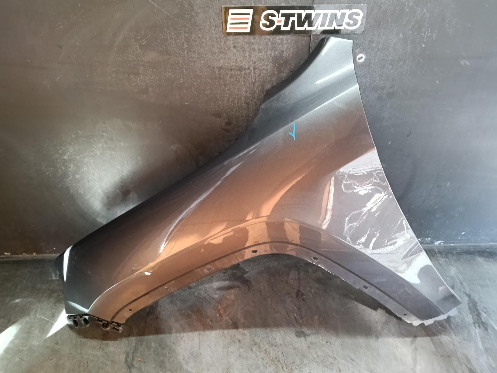 Used auto part listing image: 2016 JEEP GRANDCHEROKEE LEFT GUARD WK, NON PAINTED FLARE, 04/13-02/22 0000397570