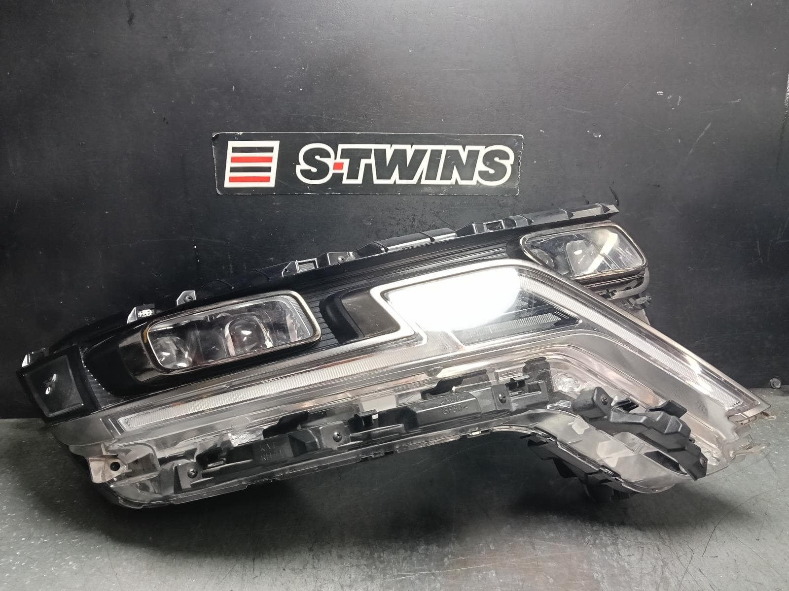 Used auto part listing image: 2022 KIA CARNIVAL/GRAND CARNIVAL RIGHT HEADLAMP KA4, W/ LED, PROJECTOR TYPE, 10/20-01/24 0000422870