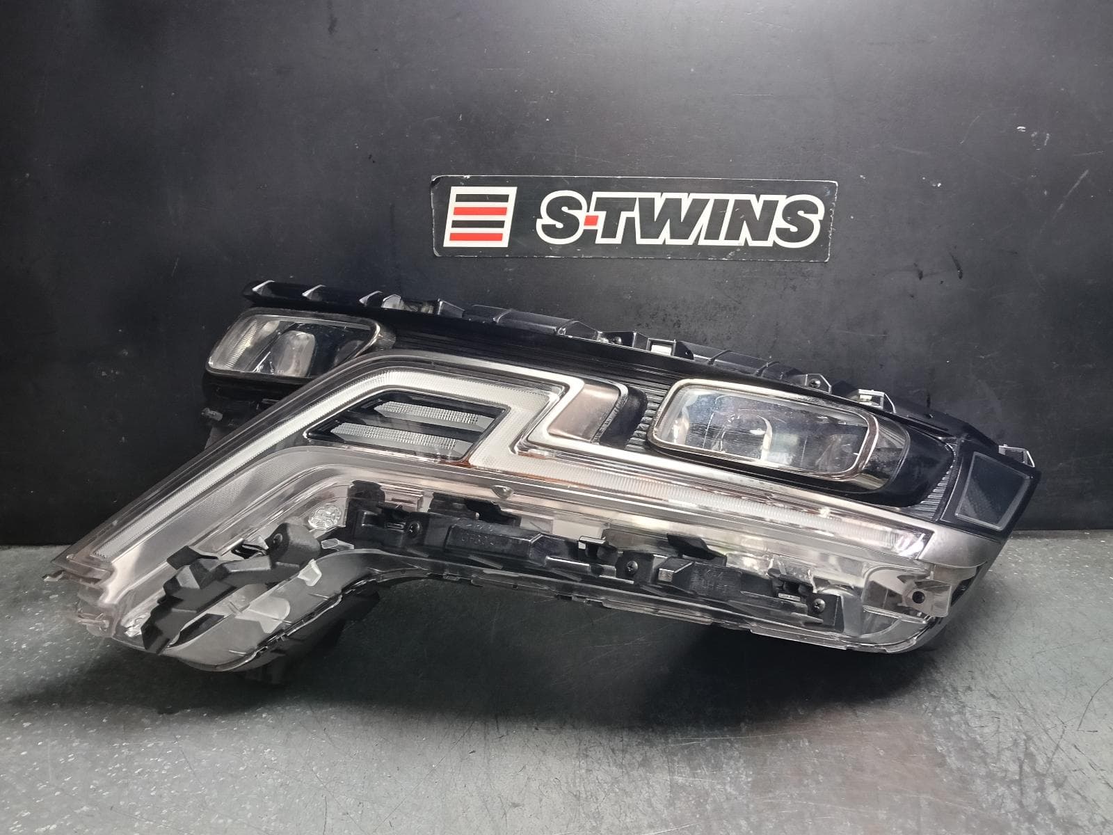 Used auto part listing image: 2022 KIA CARNIVAL/GRAND CARNIVAL LEFT HEADLAMP KA4, W/ LED, PROJECTOR TYPE, 10/20-01/24 0000423039