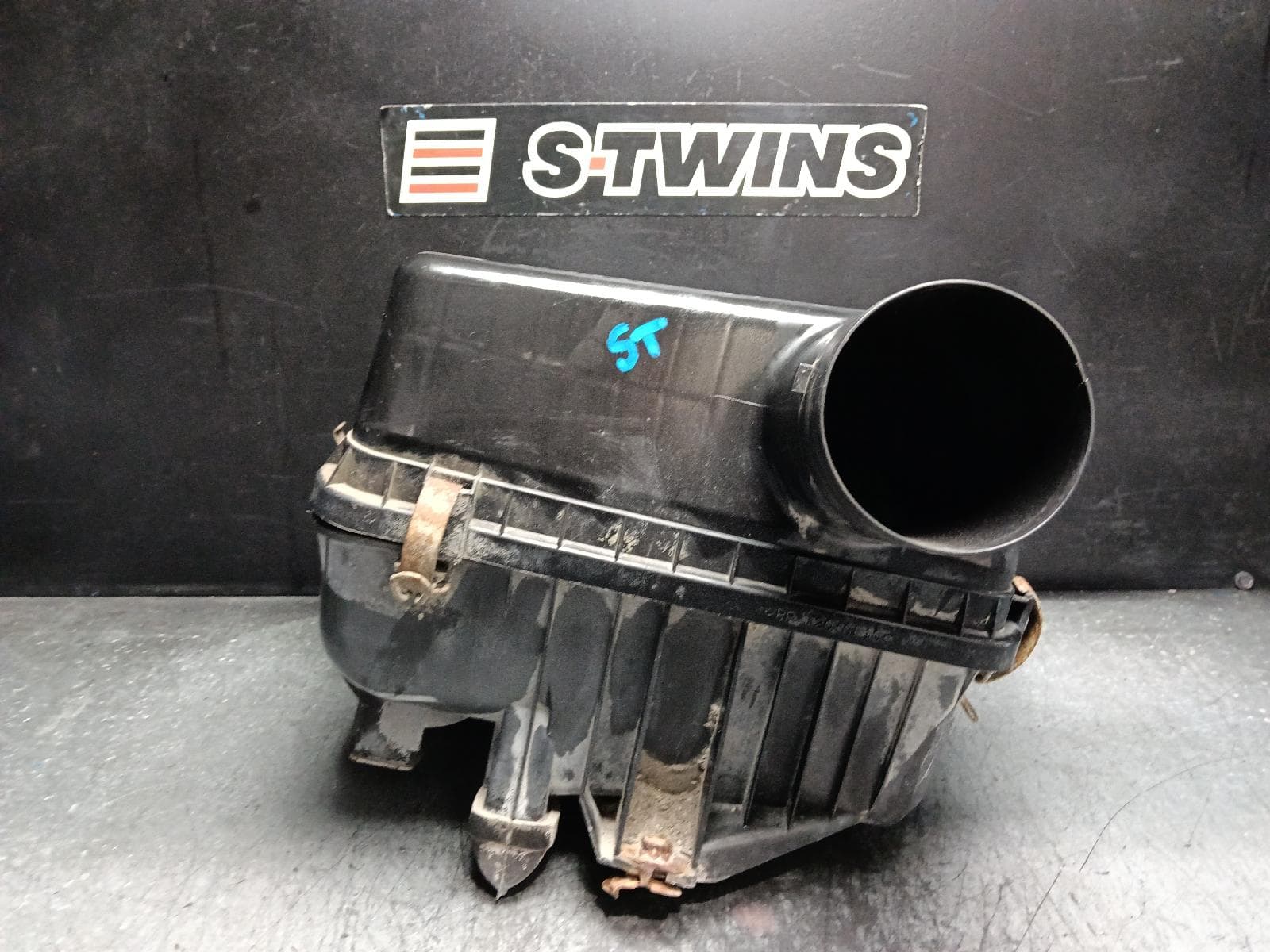 Used auto part listing image: 2018 TOYOTA LANDCRUISER AIR CLEANER BOX 76/78/79 SERIES, AIR CLEANER, DIESEL, 4.5, 1VD-FTV, 03/07-12/25 0000405513