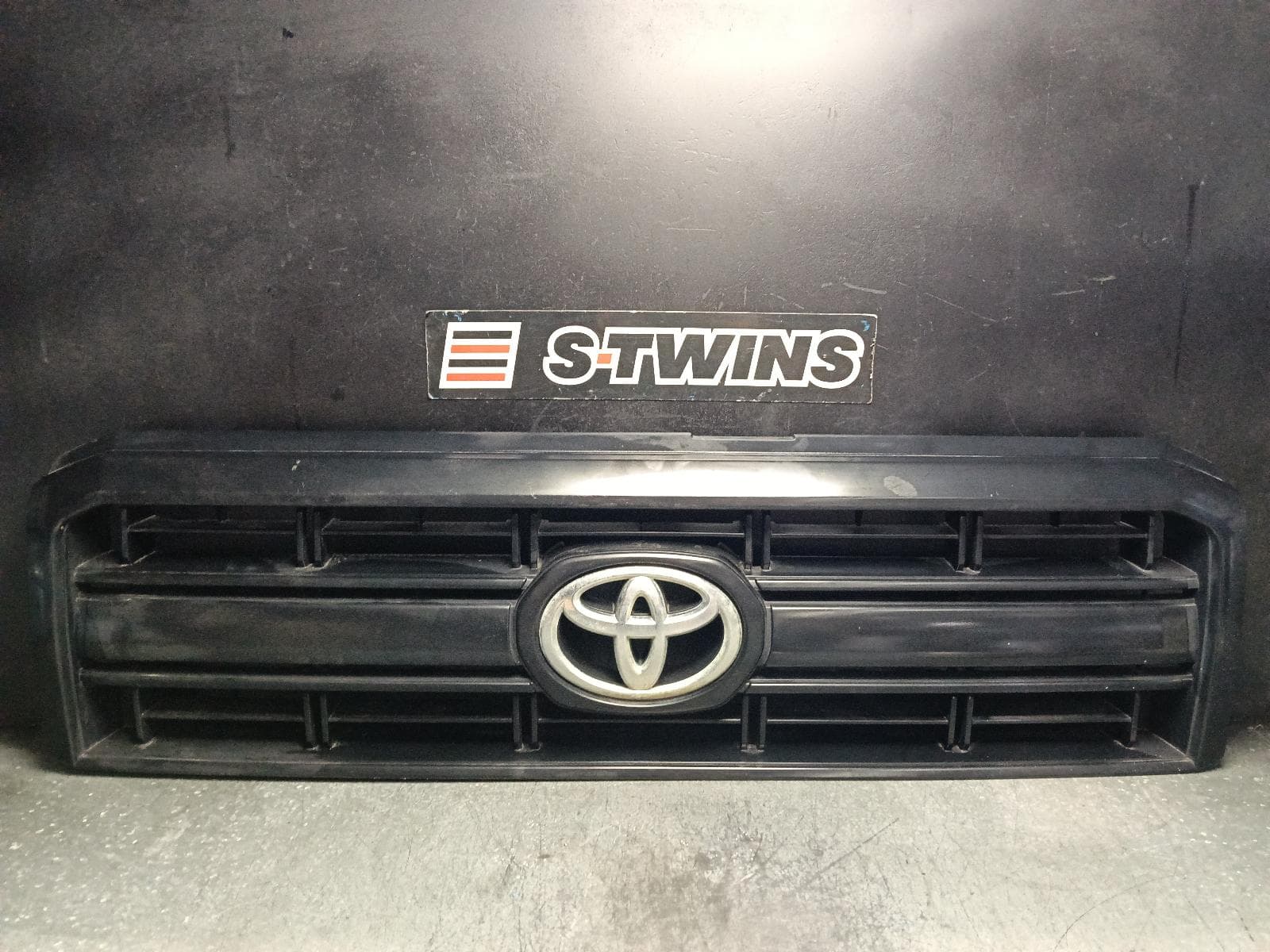 Used auto part listing image: 2018 TOYOTA LANDCRUISER GRILLE 76/78/79 SERIES (MY07 UPDATE), RADIATOR GRILLE, BLACK, 03/07-05/23 0000405510
