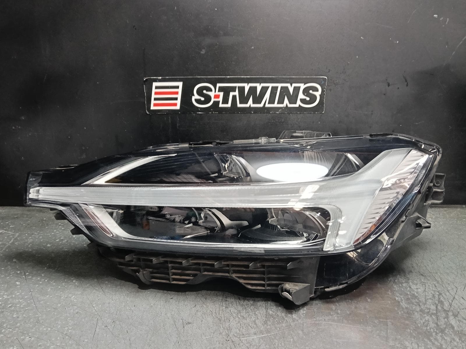 Used auto part listing image: 2020 VOLVO XC60 LEFT HEADLAMP GEN 2, W/ LED, ADAPTIVE TYPE, MOMENTUM/INSCRIPTION/R- DESIGN, 05/17-06/21 0000422681
