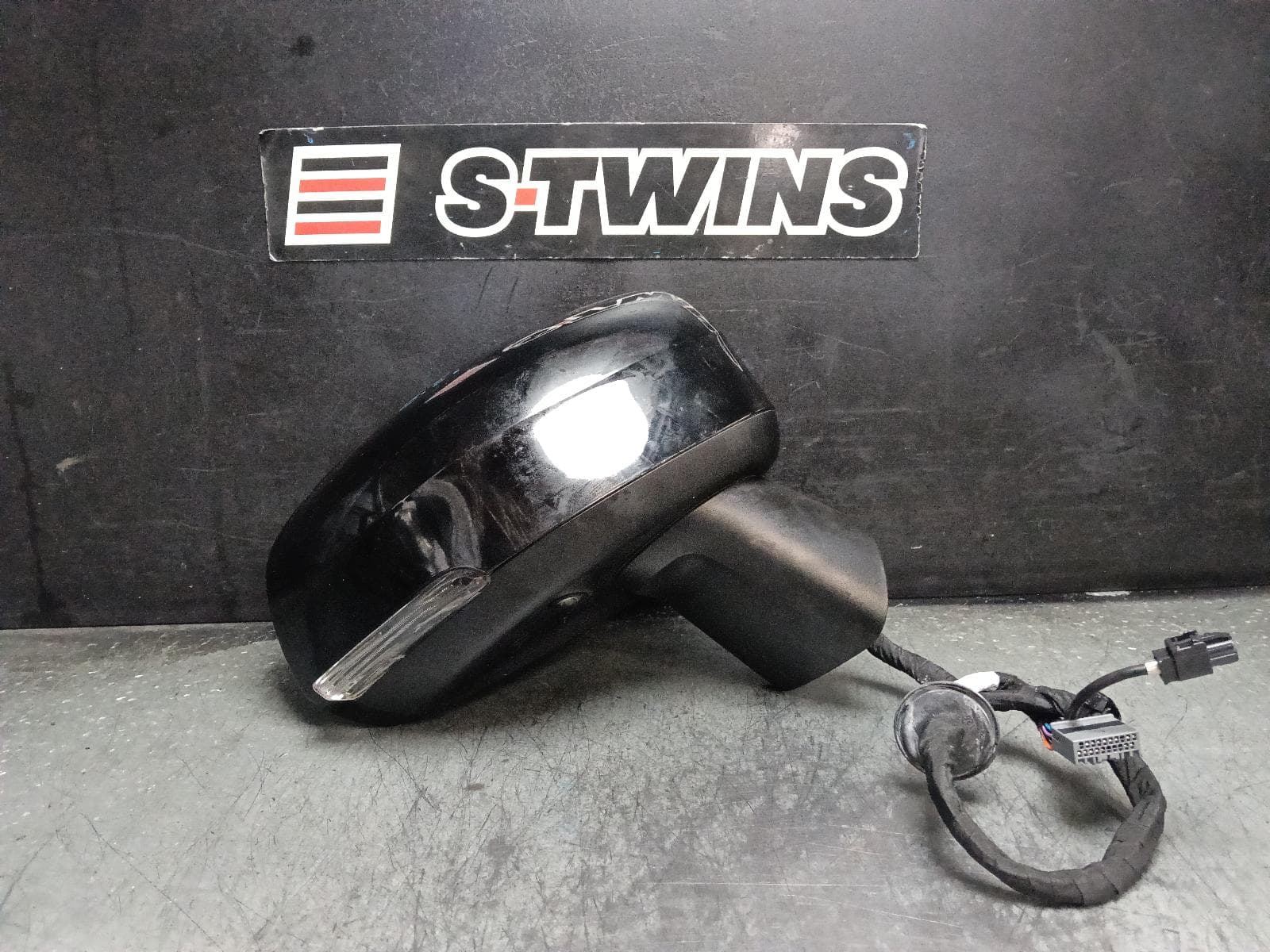 Used auto part listing image: 2020 VOLVO XC60 RIGHT DOOR MIRROR GEN 2, SILVER, R-DESIGN, 05/17-06/21 0000408897