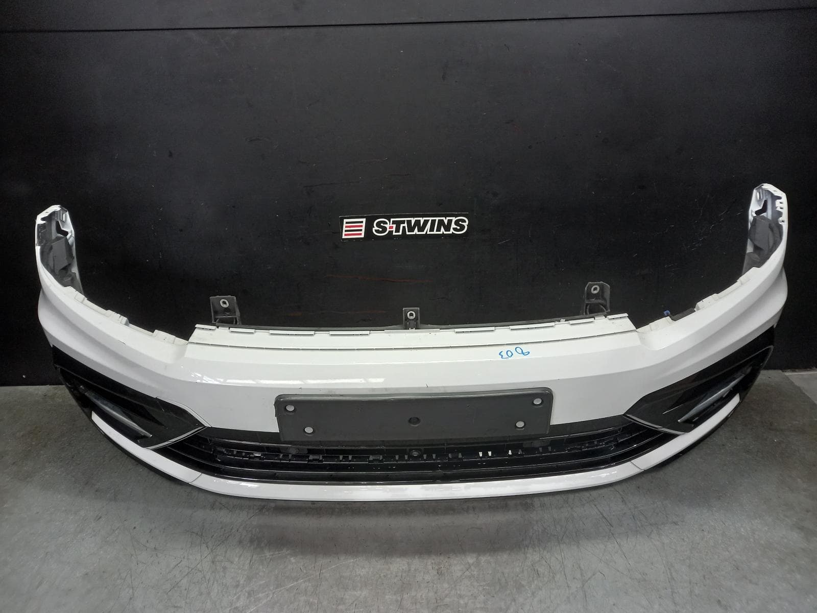 Used auto part listing image: 2020 VOLKSWAGEN TIGUAN FRONT BUMPER 5NA, BUMPER BAR, NON H/LAMP WASHER TYPE, COMFORTLINE/HIGHLINE/ADVENTURE/SPORTLINE/TRENDLINE, 06/16-05/21 0000402960