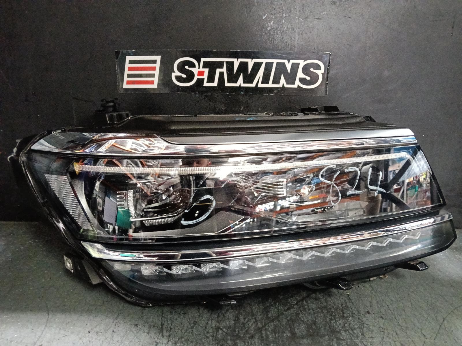 Used auto part listing image: 2020 VOLKSWAGEN TIGUAN RIGHT HEADLAMP 5NA, LED TYPE, 06/16-05/21 0000402943
