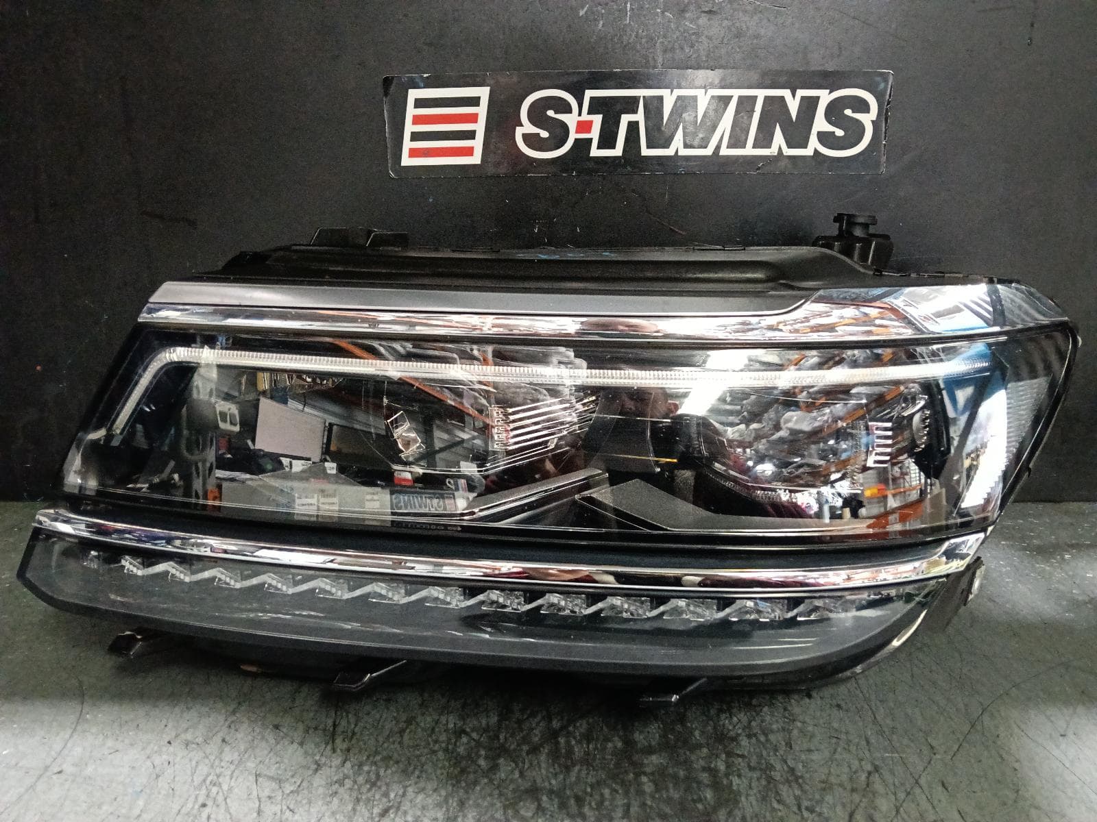 Used auto part listing image: 2020 VOLKSWAGEN TIGUAN LEFT HEADLAMP 5NA, LED TYPE, 06/16-05/21 0000402942
