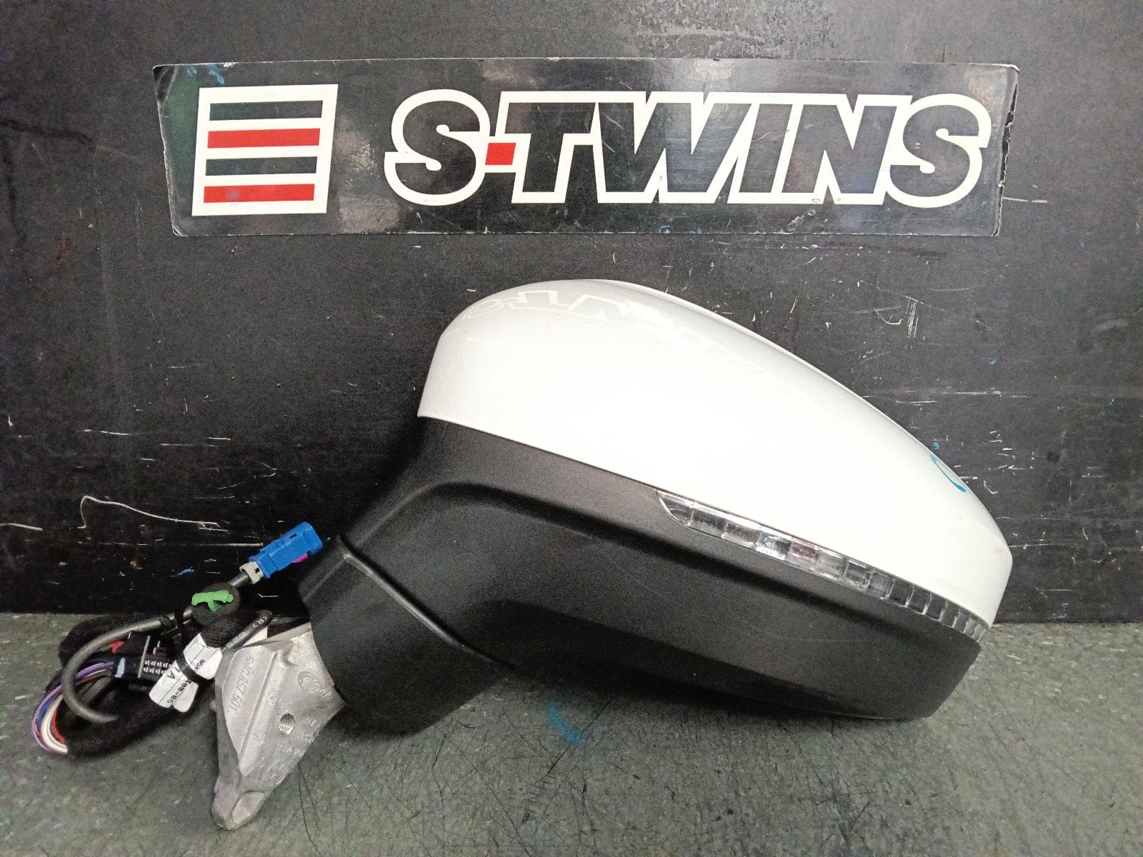 Used auto part listing image: 2020 VOLKSWAGEN TIGUAN LEFT DOOR MIRROR 5NA, POWER FOLD, W/ SIDE ASSIST & CAMERA TYPE (6XQ/KA6), 06/16-05/21 0000402945