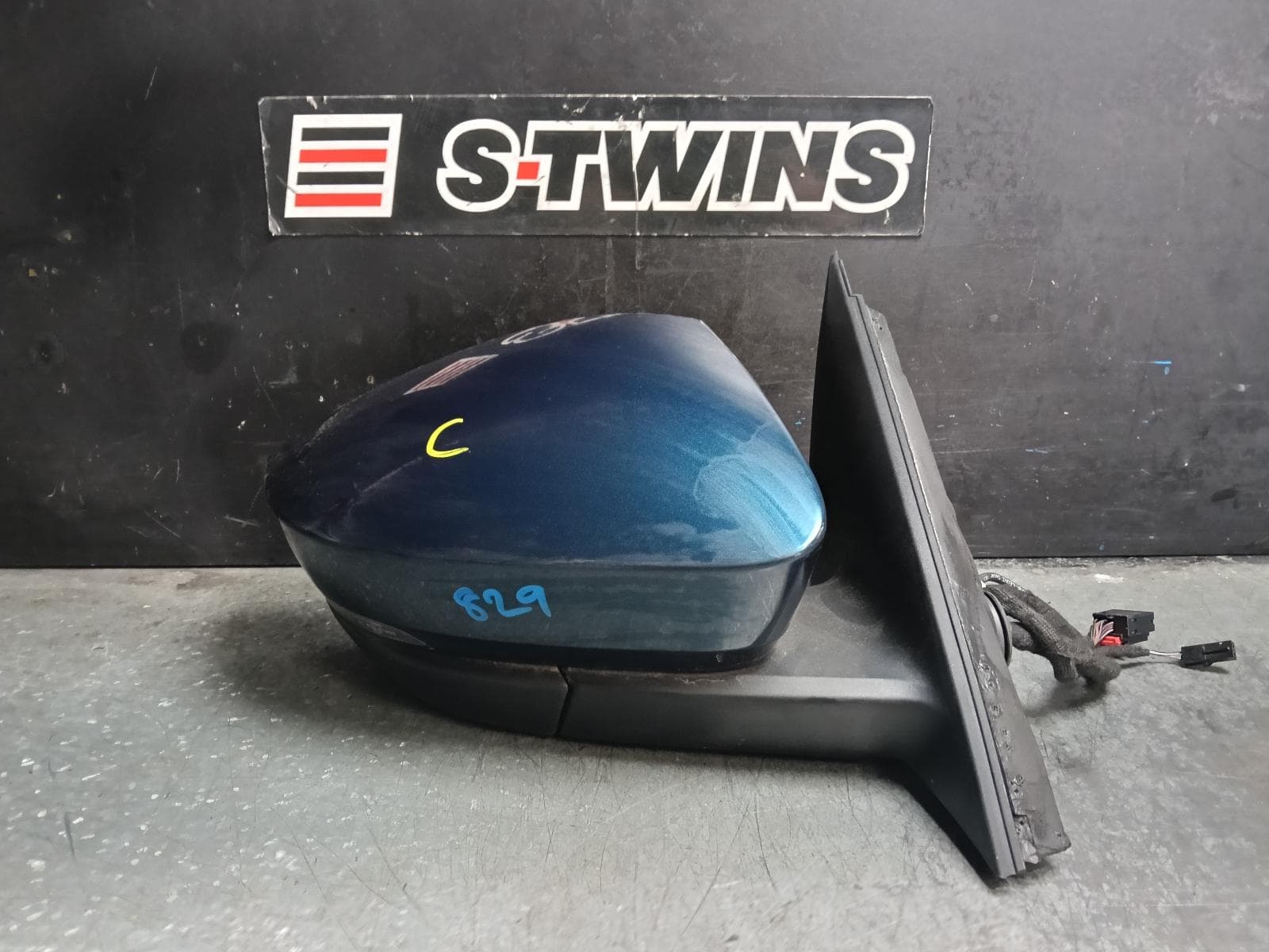 Used auto part listing image: 2023 SKODA KODIAQ RIGHT DOOR MIRROR NS, W/ POWER FOLD, BLIND SPOT, MEMORY TYPE, COLOUR CODED, 07/21- 0000424335