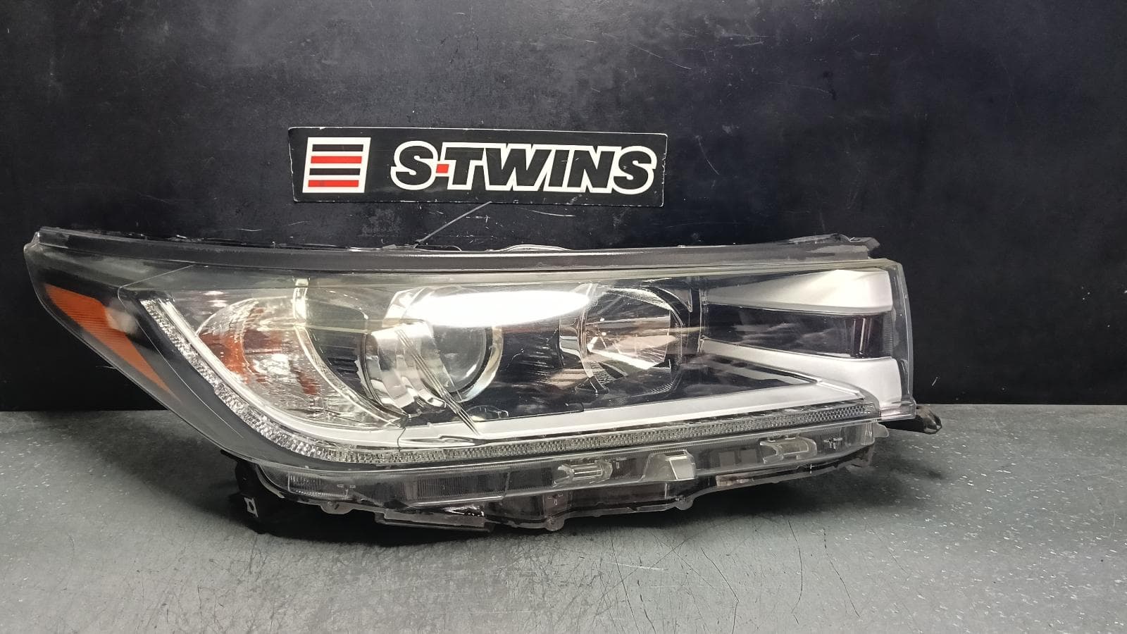 Used auto part listing image: 2019 TOYOTA KLUGER RIGHT HEADLAMP GSU50/GSU55, GX/GXL, HALOGEN TYPE, 11/16-02/21 0000402004
