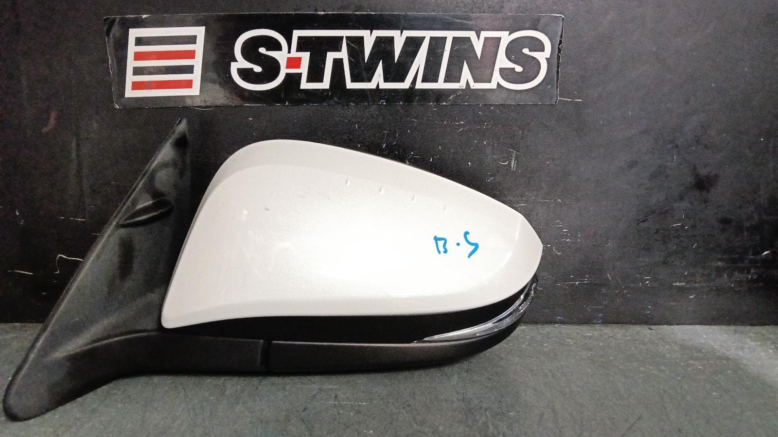 Used auto part listing image: 2019 TOYOTA KLUGER LEFT DOOR MIRROR GSU50/GSU55, GXL, NON HEATED, NON MEMORY FUNCTION, W/ BLIND SPOT TYPE, 11/16-02/21 0000402009