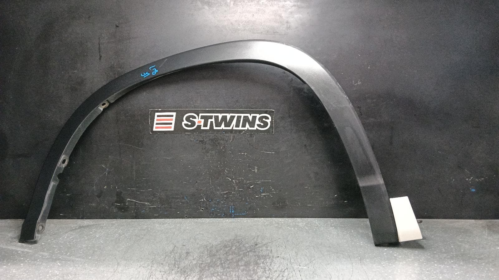 Used auto part listing image: 2019 TOYOTA KLUGER WHEEL ARCH FLARE LH FRONT, WHEEL ARCH MOULD, GSU50-GSU55, 12/13-02/21 0000402015