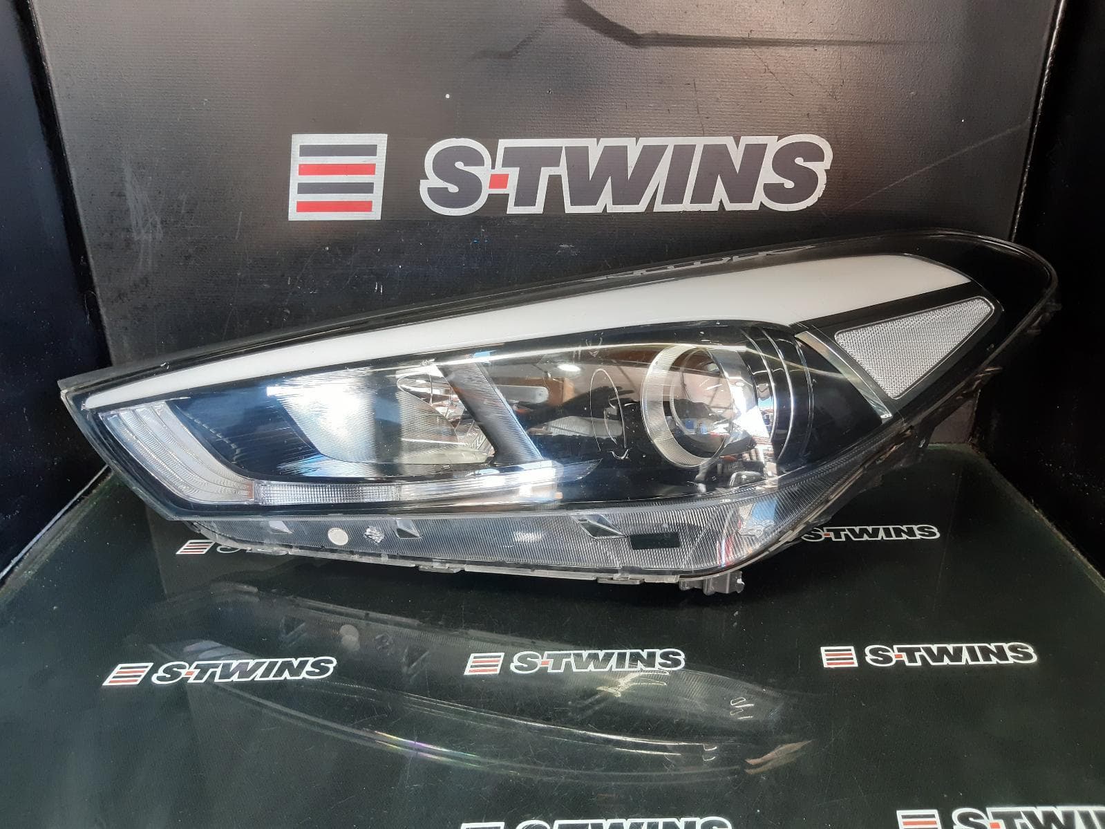 Used auto part listing image: 2017 HYUNDAI TUCSON LEFT HEADLAMP TL, ACTIVE/ACTIVE X, KOREAN BUILT (VIN KMHJ), HALOGEN TYPE, NON DAYTIME RUNNING LAMP, 06/15-06/18 0000398153