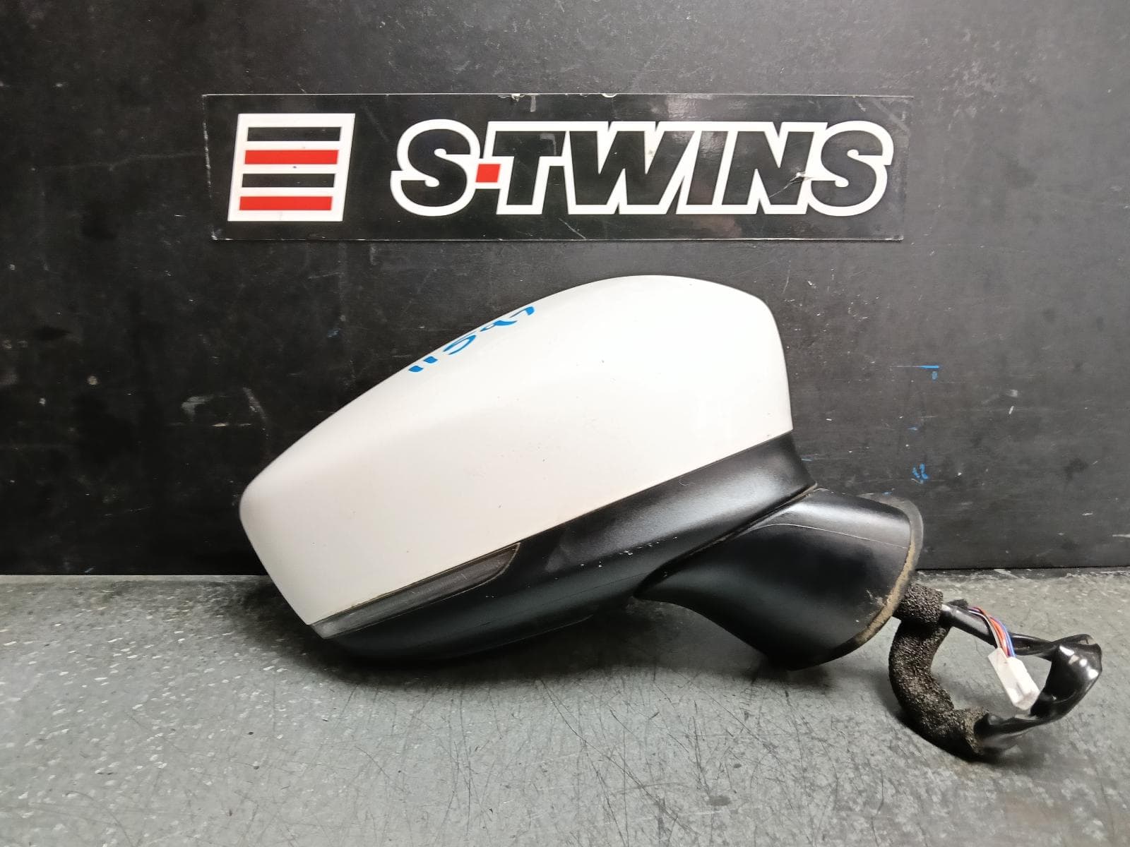 Used auto part listing image: 2022 MAZDA 2 RIGHT DOOR MIRROR DJ/DL, HATCH/SEDAN, W/ SLIM FLASHER, AUTO POWER FOLD TYPE, COLOUR CODED, 11/19- 0000426590