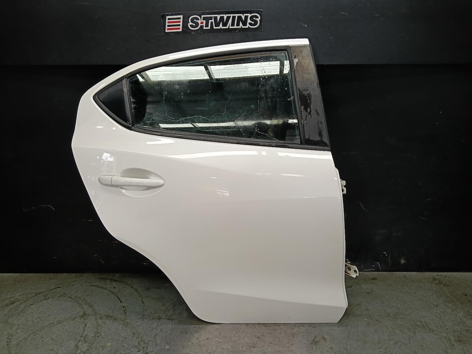 Used auto part listing image: 2022 MAZDA 2 RIGHT REAR DOOR SLIDING DJ, HATCH, 09/14- 0000426607