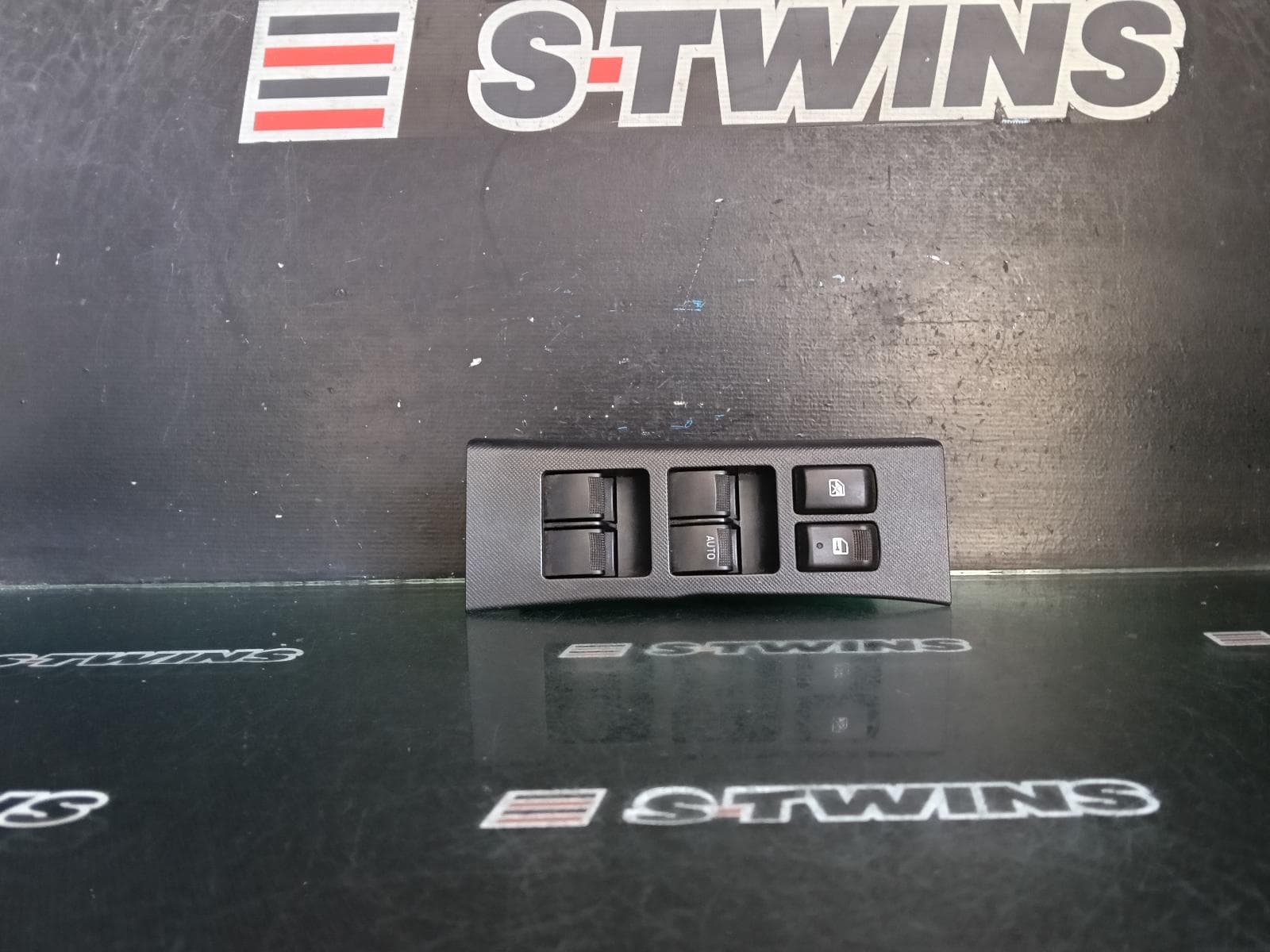 Used auto part listing image: 2012 ISUZU DMAX PWR DR WIND SWITCH RH FRONT (MASTER SWITCH), DUAL CAB, RC, 05/12-06/20 0000409568