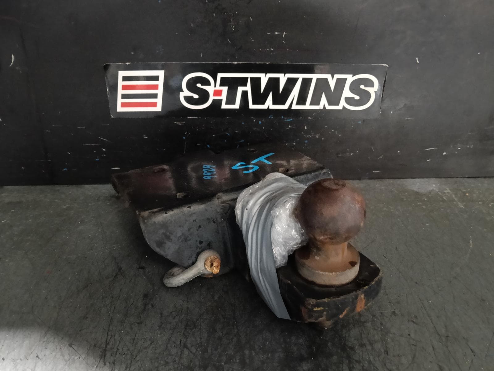 Used auto part listing image: 2018 VOLKSWAGEN AMAROK TOWBAR 2H, W/ REAR BUMPER TYPE, 10/10-09/22 0000394921