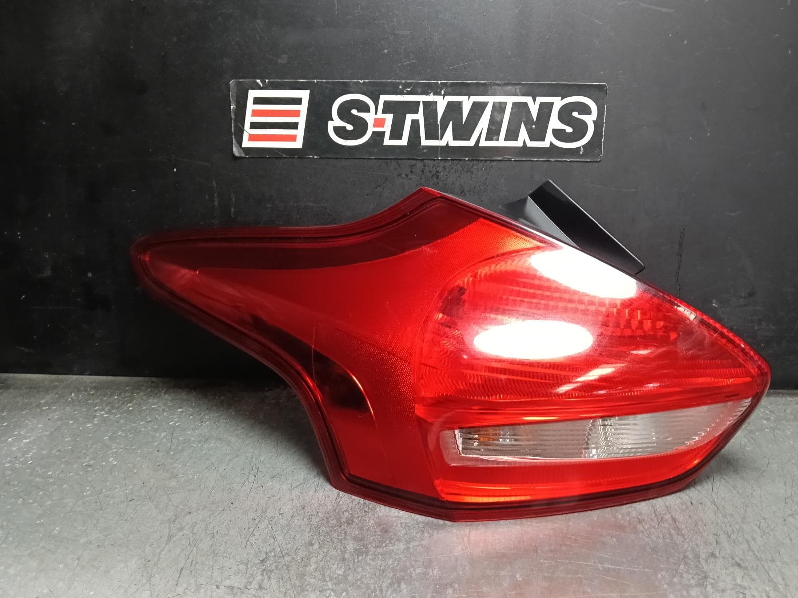 Used auto part listing image: 2016 FORD FOCUS LEFT TAILLIGHT LZ, HATCH, RS, LED TYPE, 01/16-11/18 0000425654